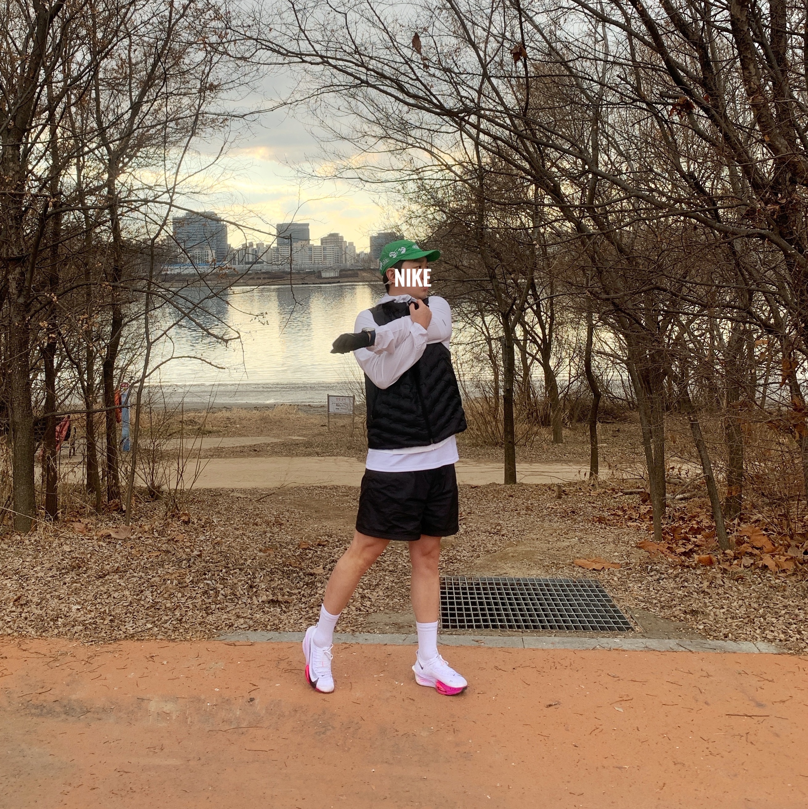Nike Therma-Fit ADV Repel Down Running Vest Black - Asia, Nike Windrunner Running Jacket White - Asia 착용 스타일