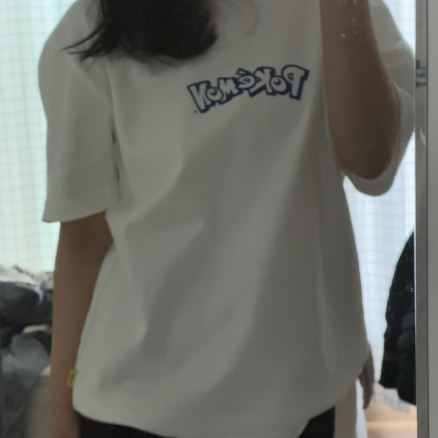 IAB Studio x Pokemon Pikachu T-Shirt White Navy 착용 스타일 - 2
