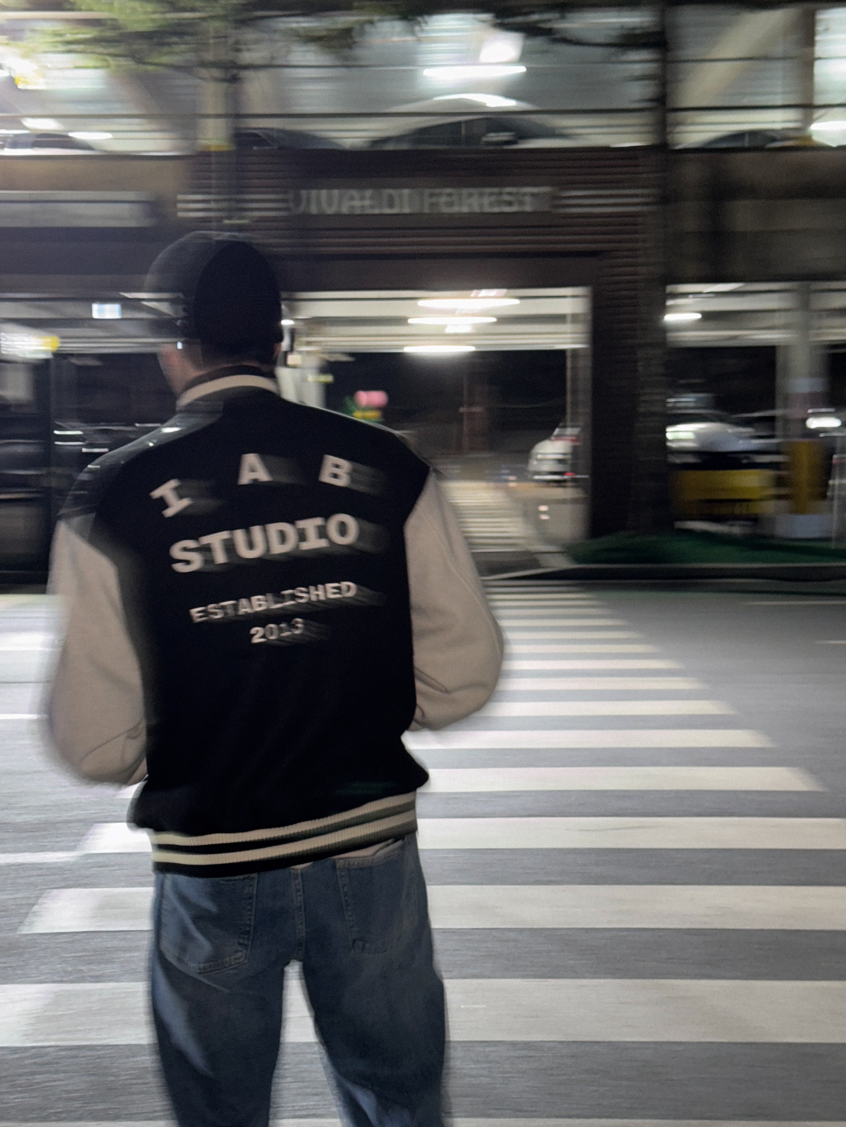 (W) Celine Triomphe Cloche Hat in Seamless Cashmere Black, IAB Studio Stadium Jacket Black Ivory 착용 스타일 - 4
