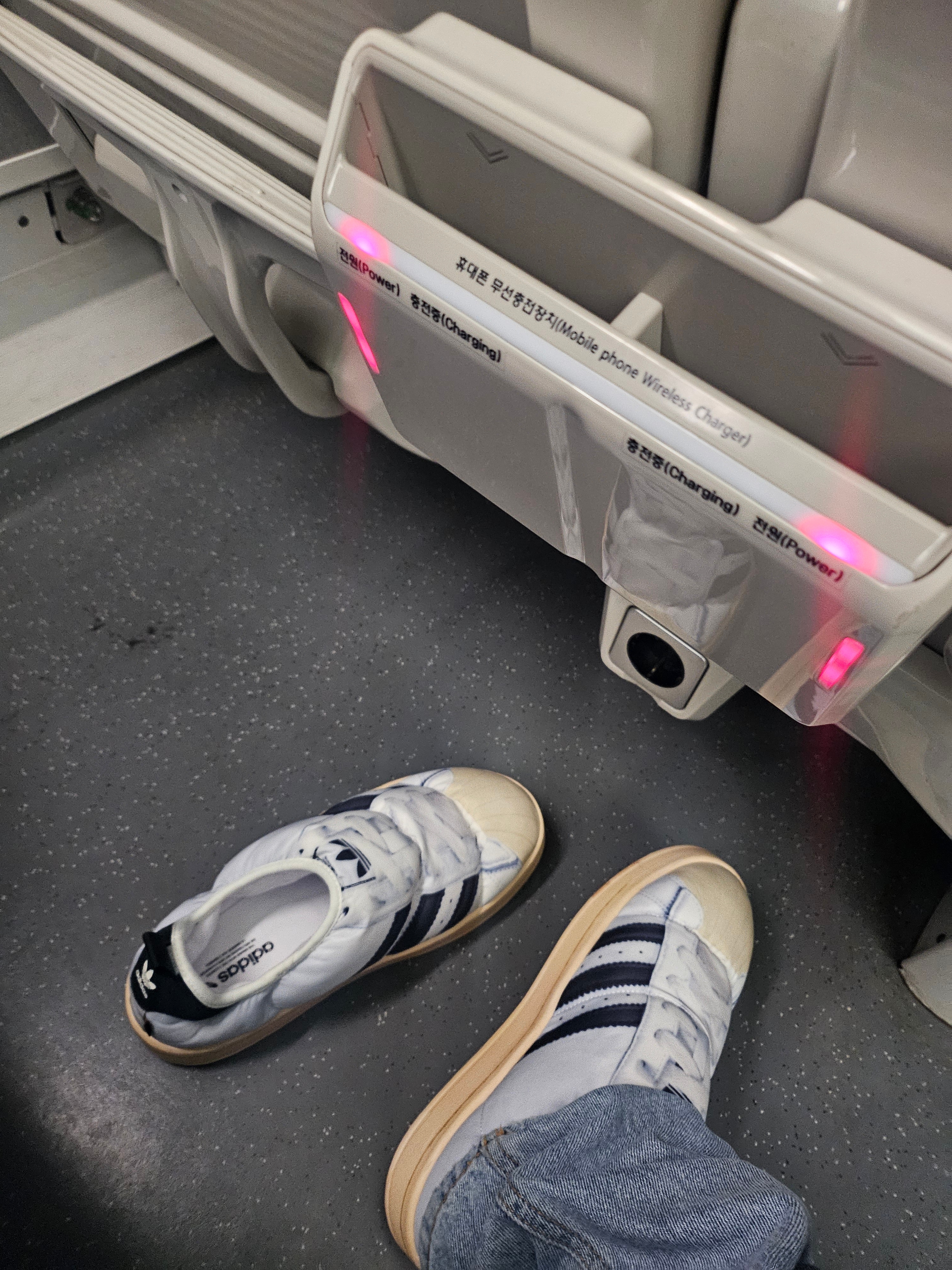 Adidas Puffylette Superstar Cloud White 착용 스타일