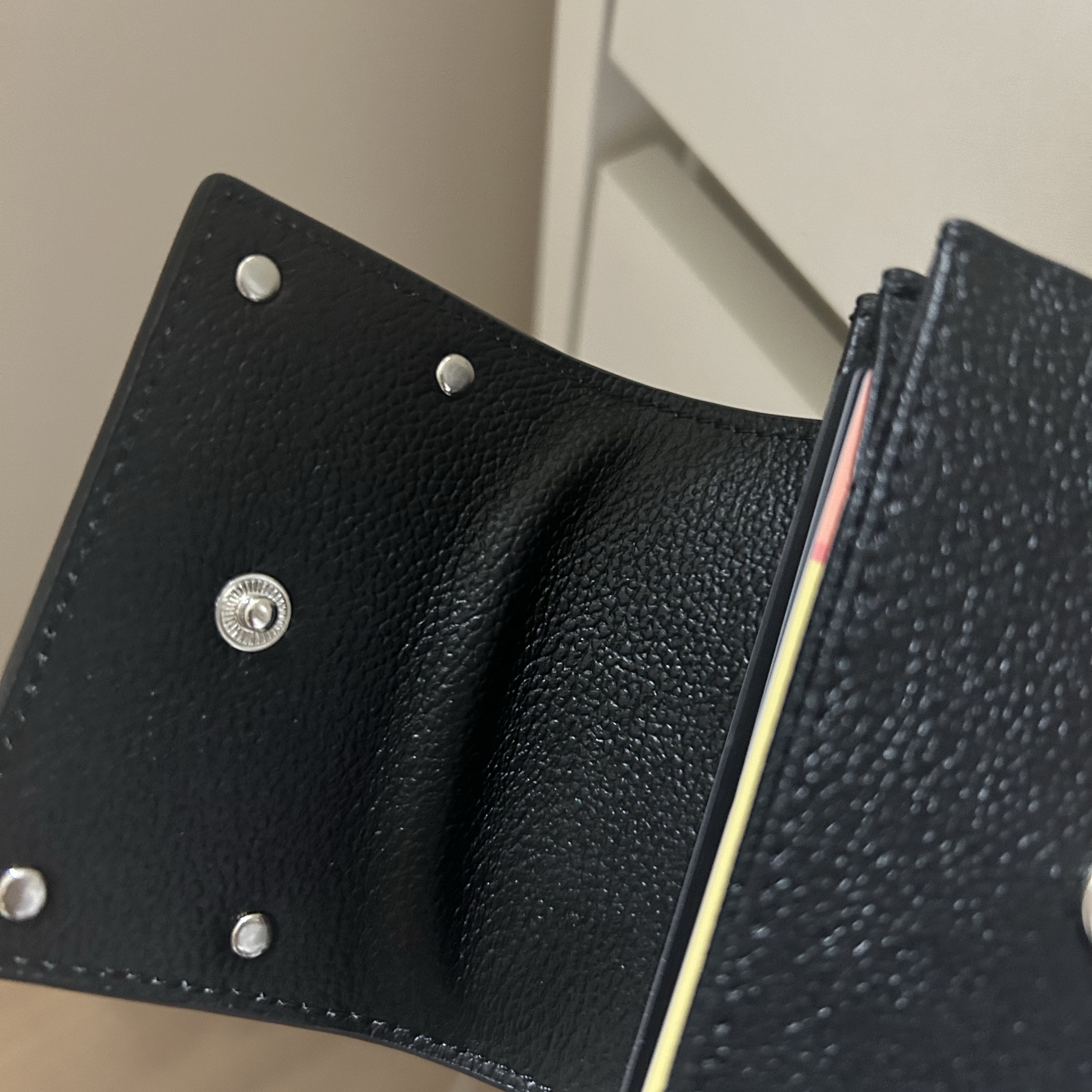 Matin Kim Accordion Wallet Black 착용 스타일 - 2