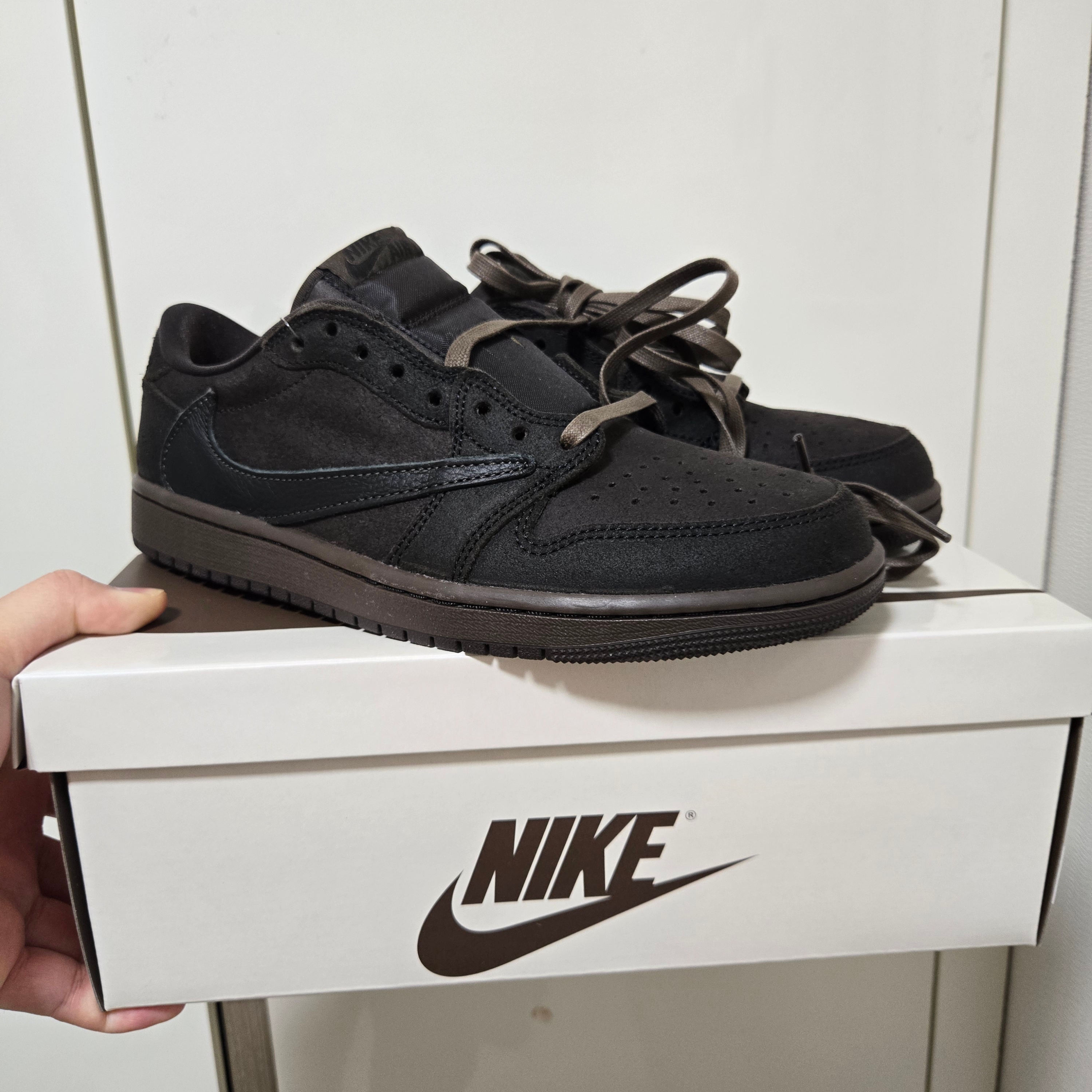 Jordan 1 x Travis Scott Retro Low OG SP Velvet Brown and Dark Mocha 착용 스타일 - 2