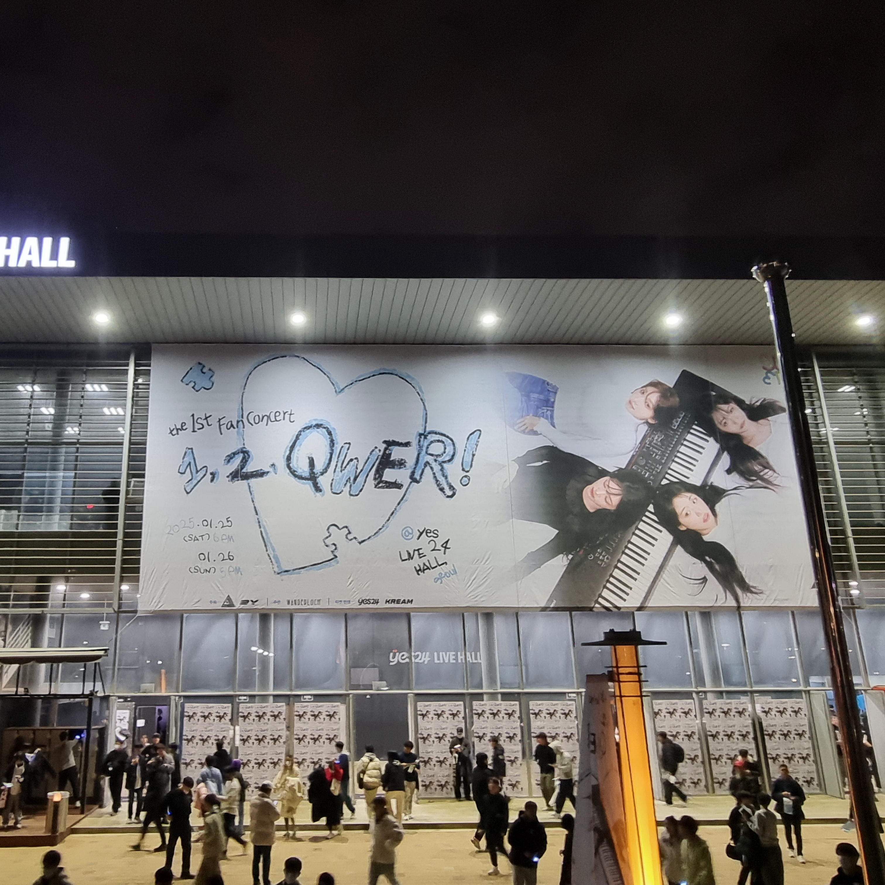 QWER The 1st Fan Concert [1, 2, QWER!]_SUN 착용 스타일