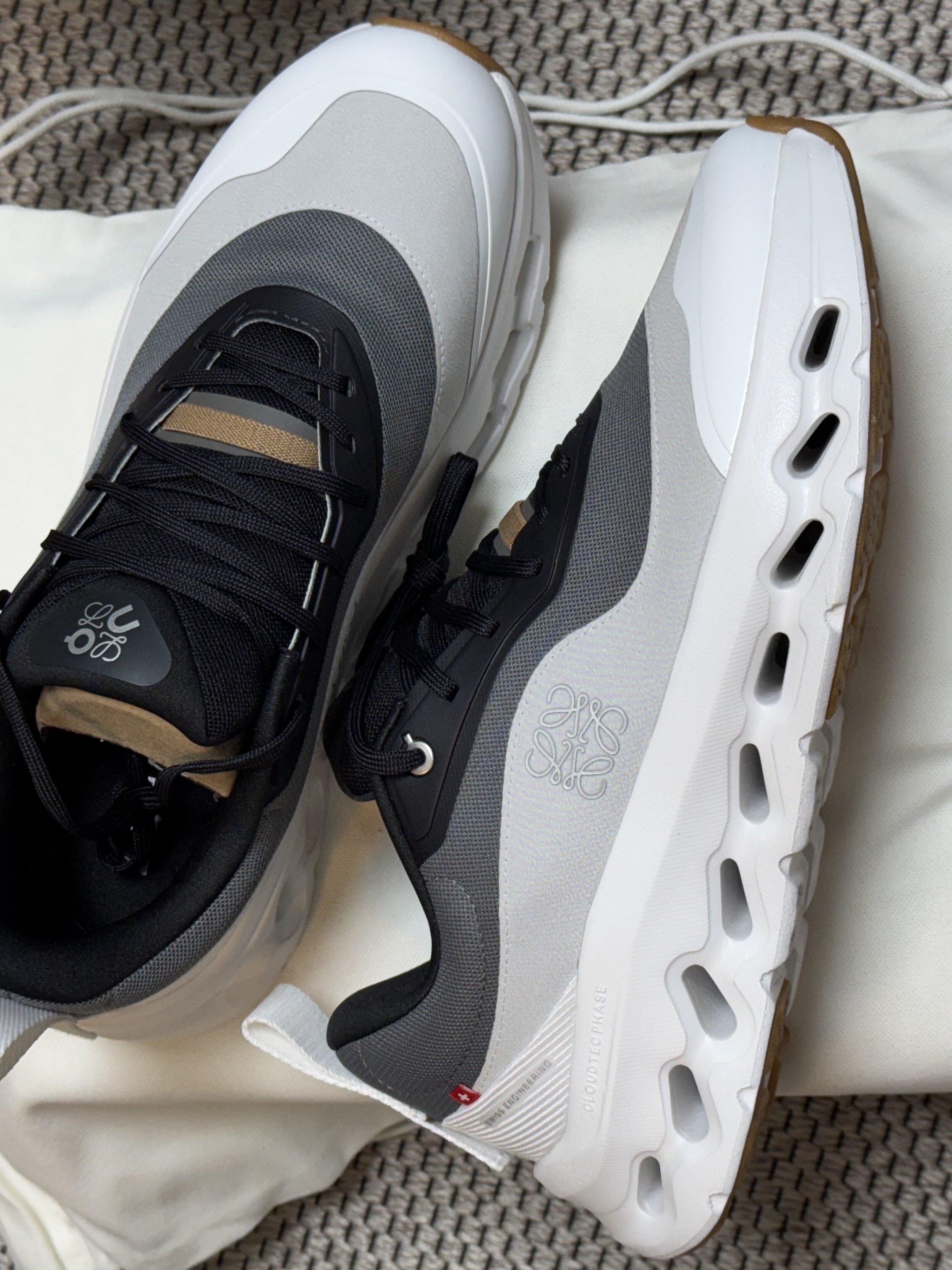 Loewe x On Running Cloudtilt 2.0 Black White Gum 착용 스타일 - 4