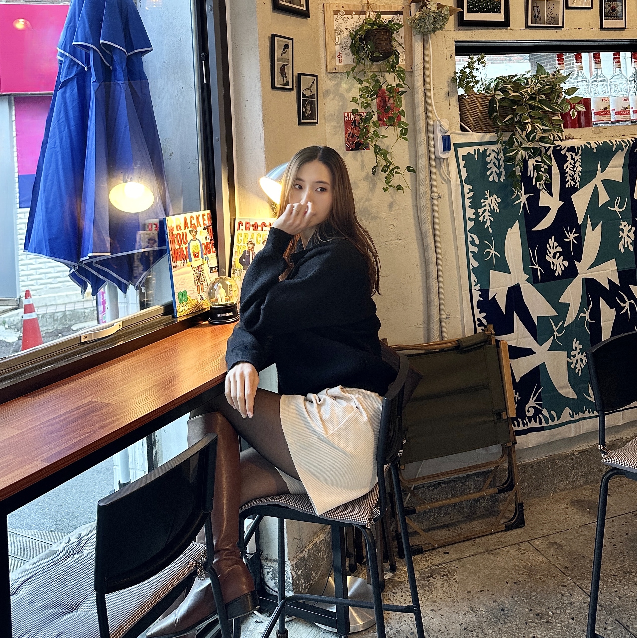 Fendi Mon Tresor FF Motif Leather Mini Bag Brown 착용 스타일 - 4