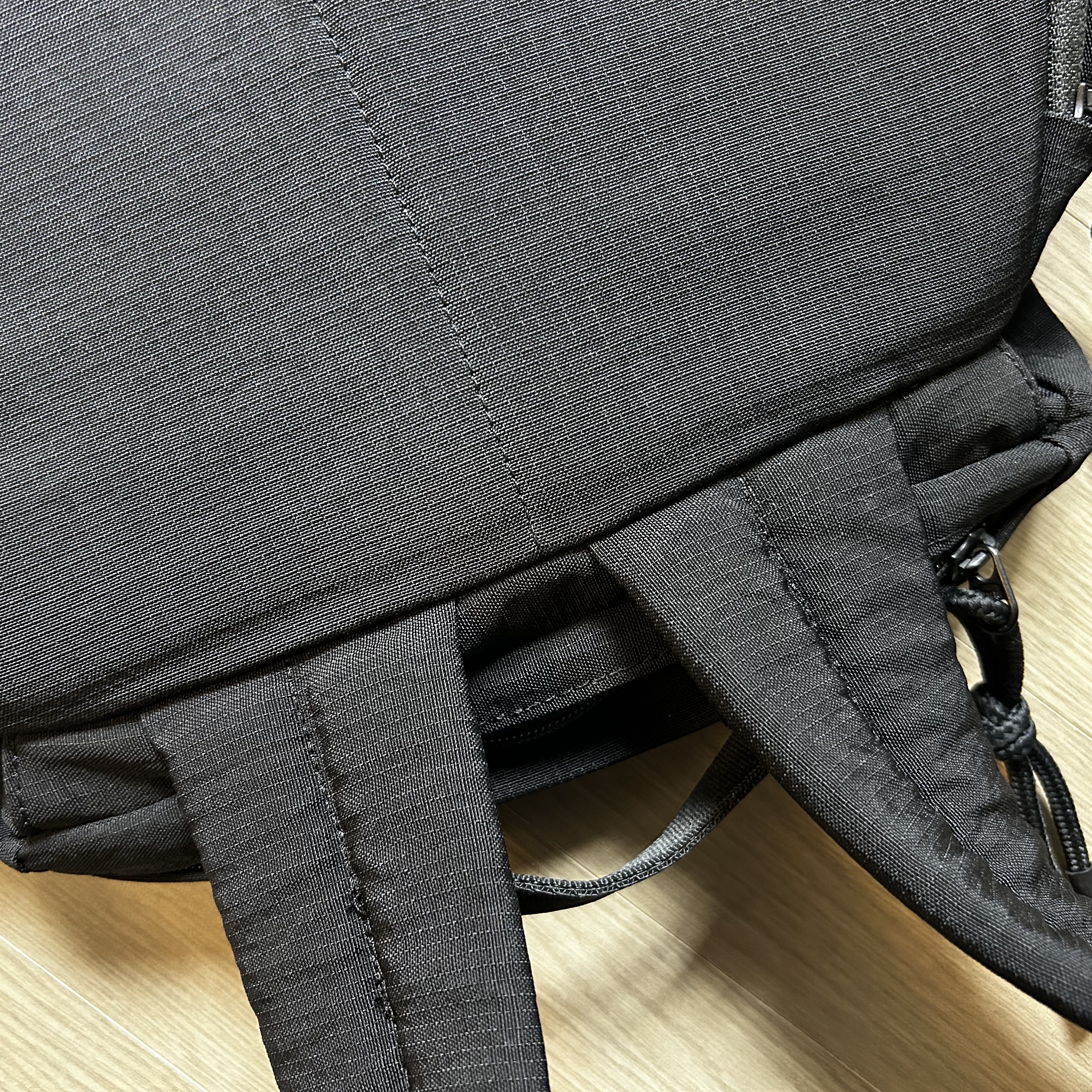 Ader Error Significant Tag Backpack 01 Noir 착용 스타일 - 5