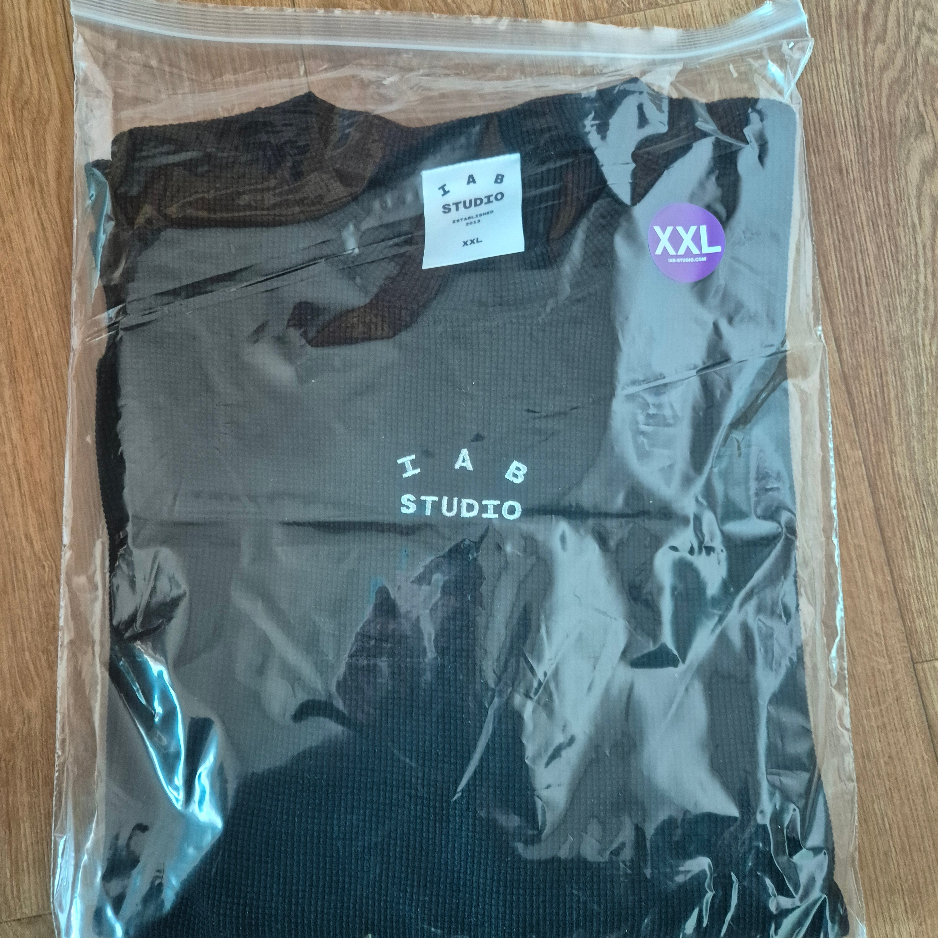 IAB Studio Waffle Long Sleeve Black White 착용 스타일