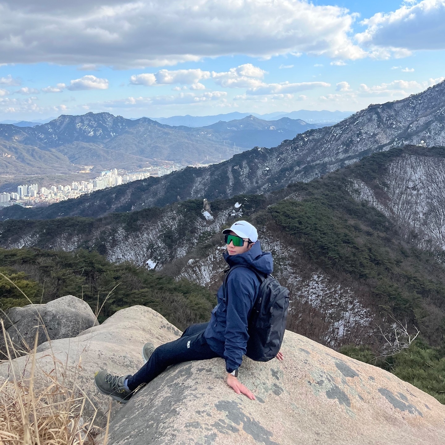 Arc'teryx Beta LT Jacket Black Sapphire, Hoka Kaha 2 Gore-Tex Olive Haze Mercury 착용 스타일 - 2