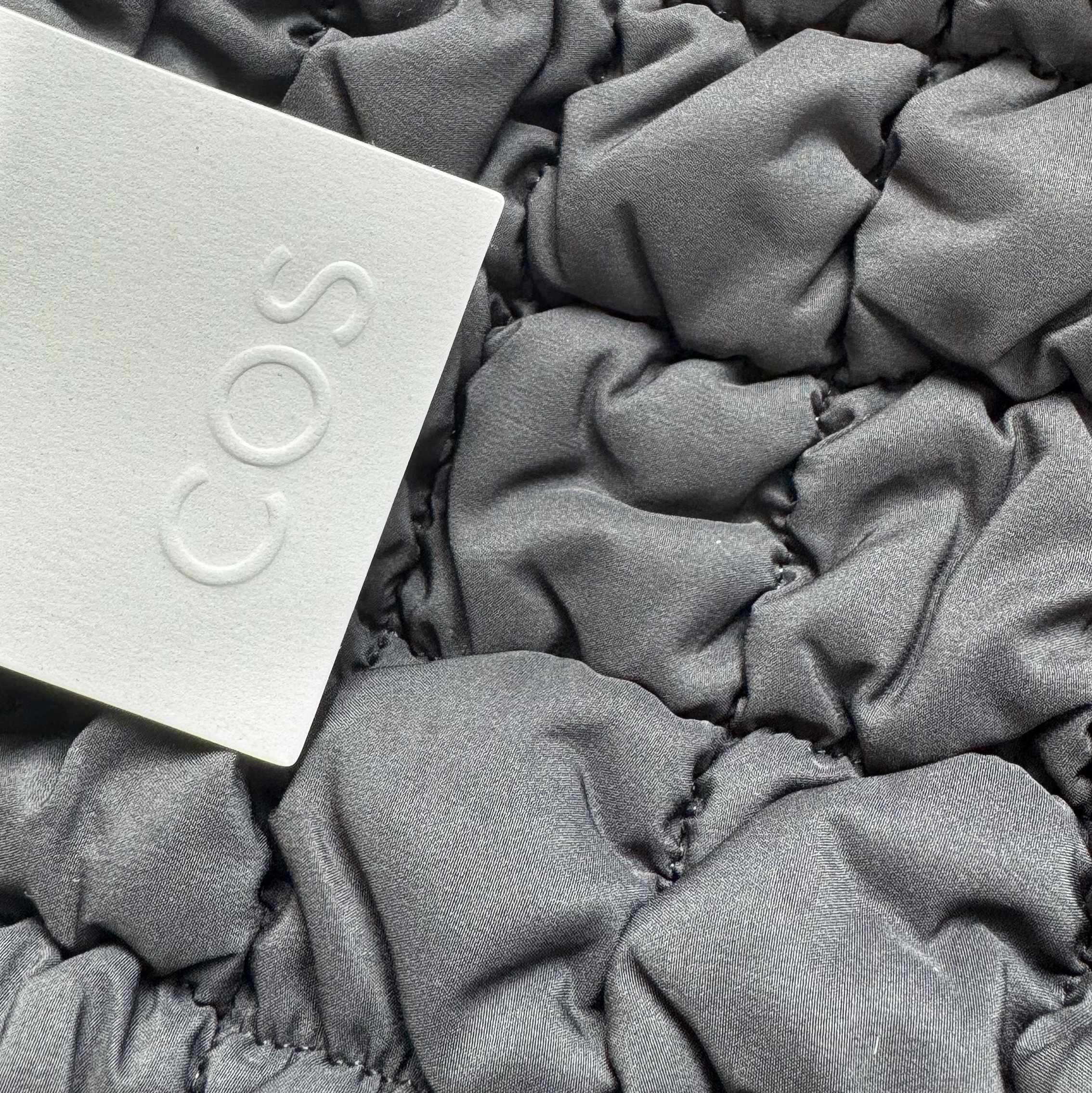 COS Quilted Oversized Shoulder Bag Black 착용 스타일