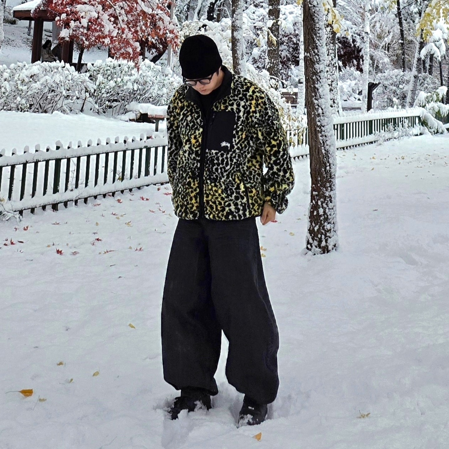 Stussy Sherpa Reversible Jacket Yellow Leopard, Nike Air Force 1 '07 Low Triple Black 착용 스타일