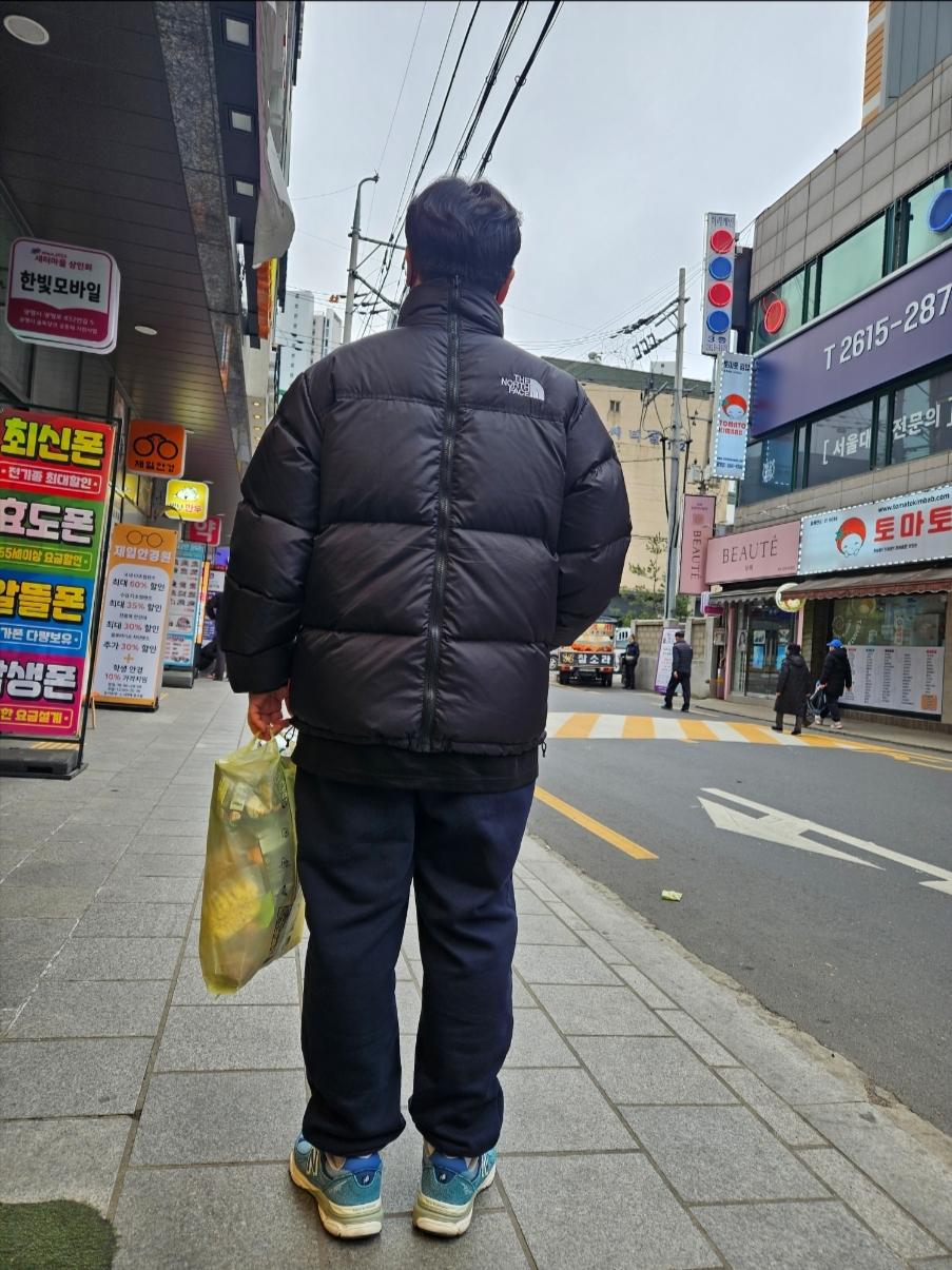 Supreme x The North Face Split Nuptse Jacket Black - 24SS, New Balance x Levi's 990v3 Blue (Levi's Tag) 착용 스타일 - 3