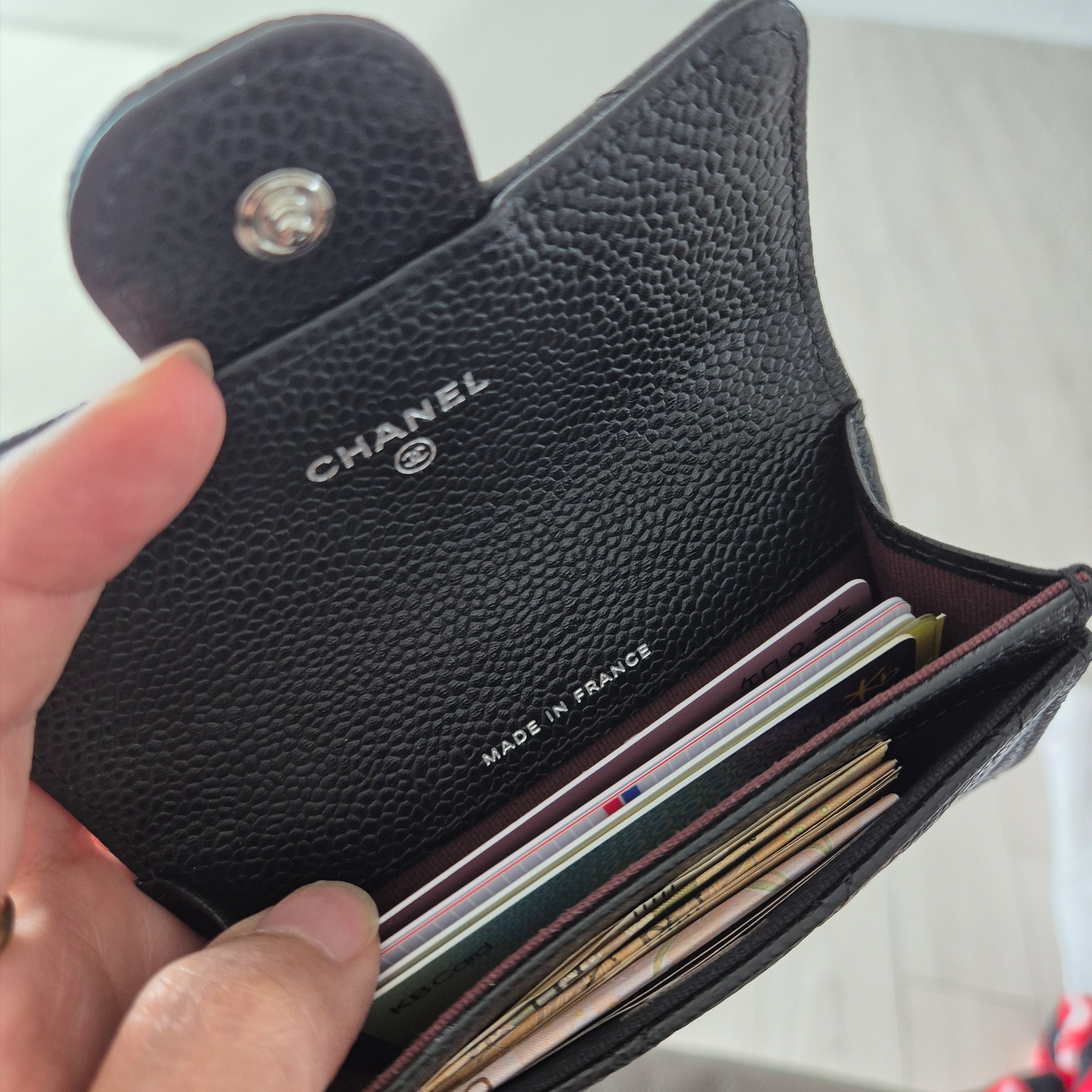 Chanel Classic Card Holder Grained Calfskin & Silver Black 착용 스타일 - 4