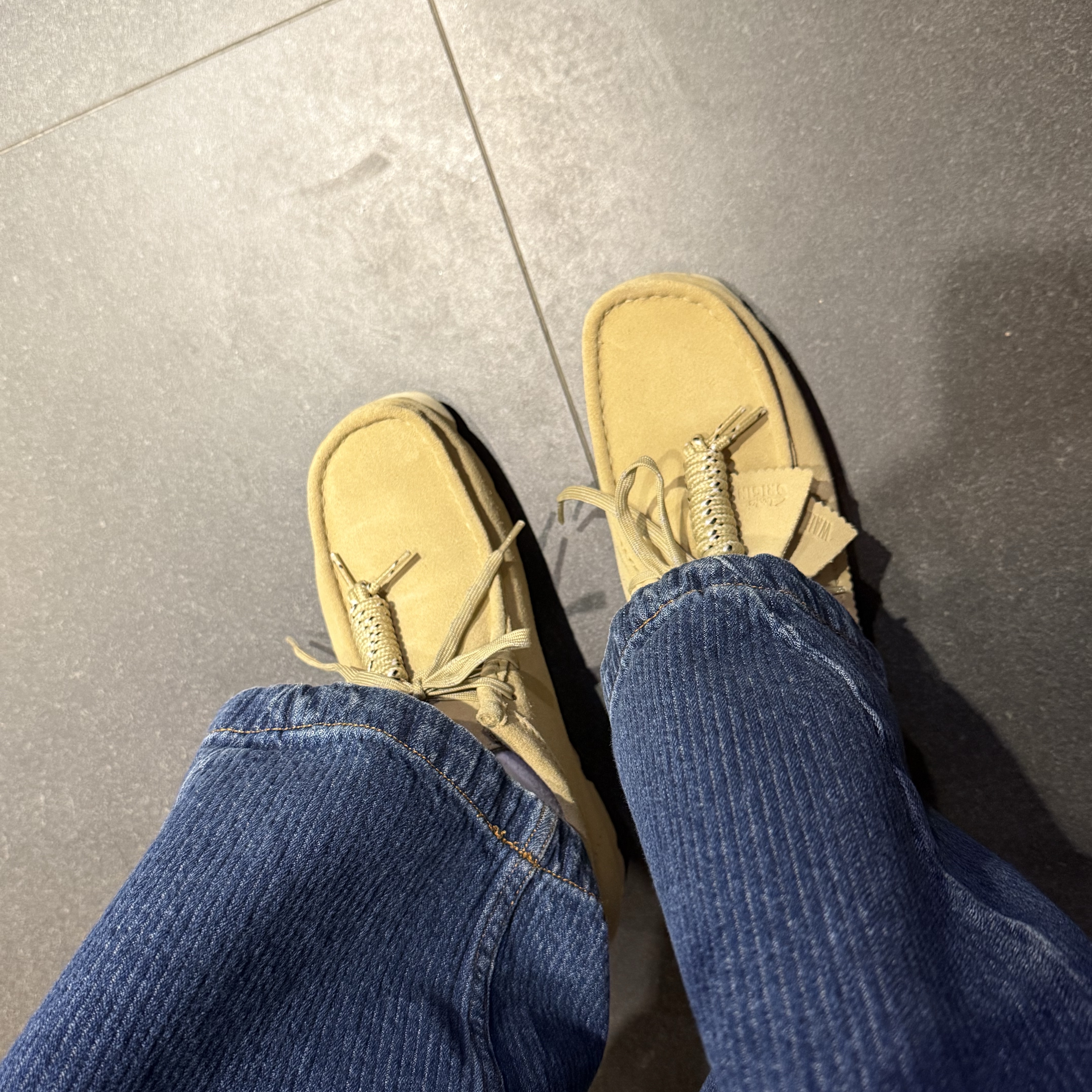 Clarks Wallabee Gore-Tex Maple Suede 착용 스타일 - 2