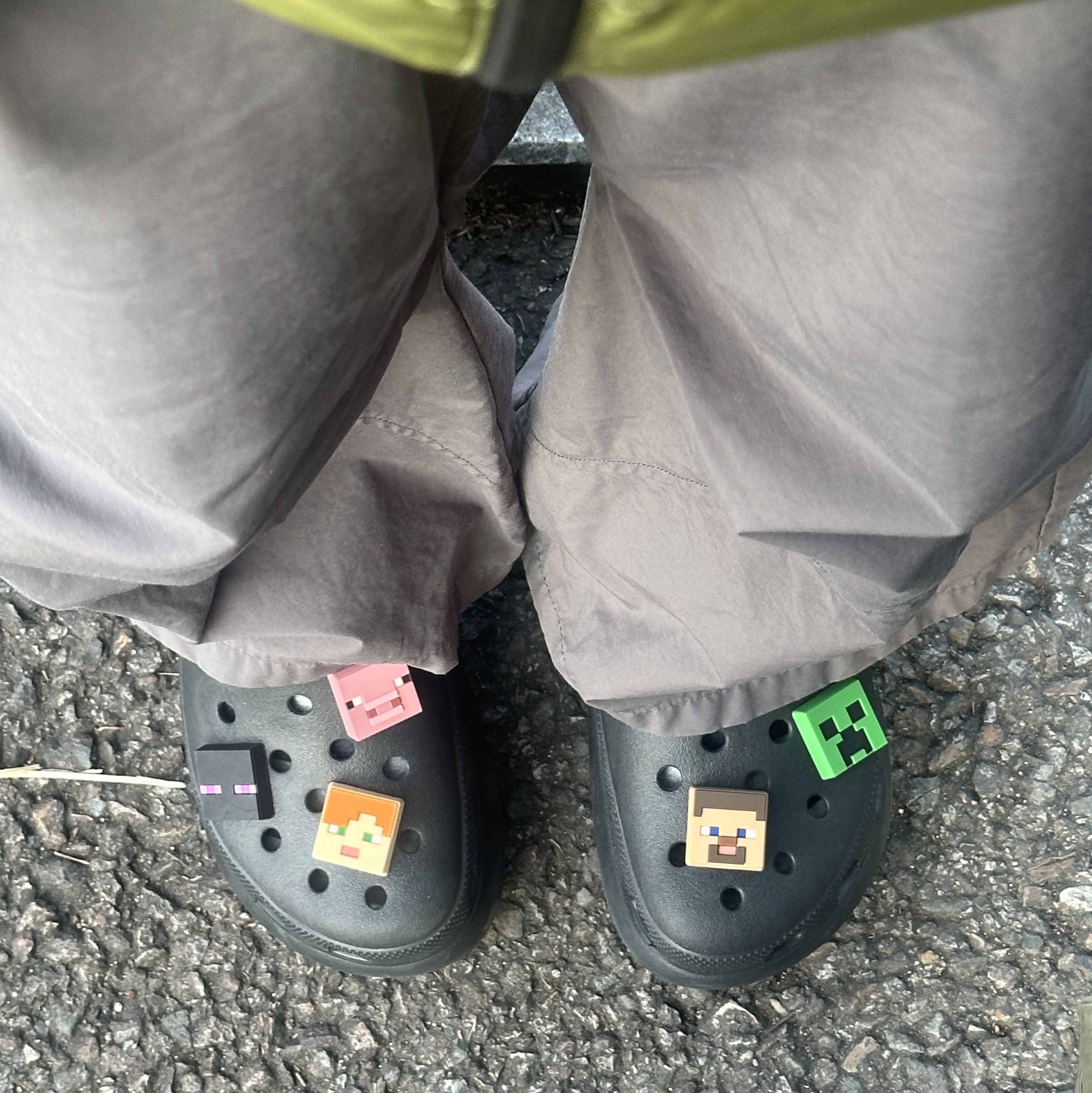 Crocs Classic Crush Clog Black 착용 스타일