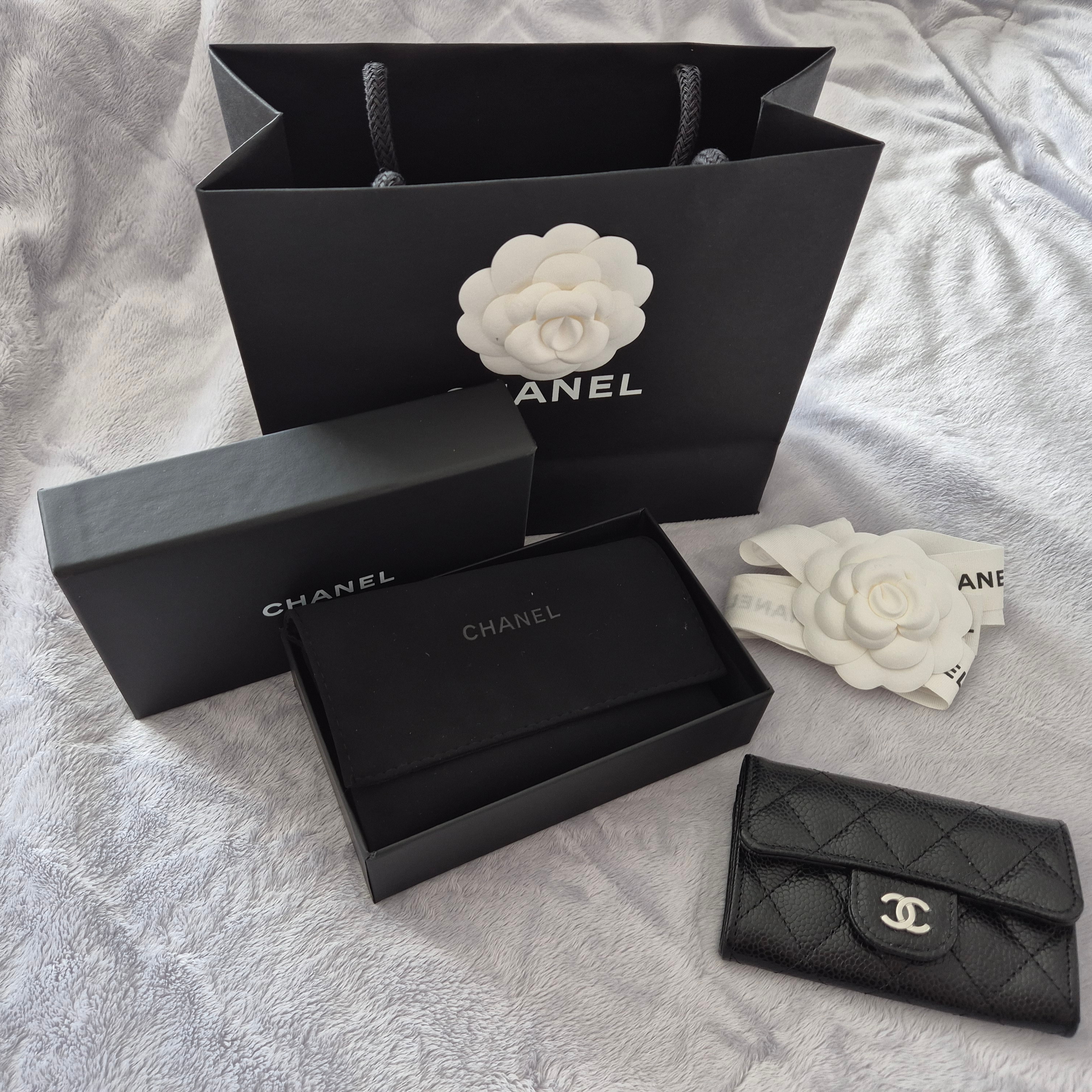 Chanel Classic Card Holder Grained Calfskin & Silver Black 착용 스타일 - 1
