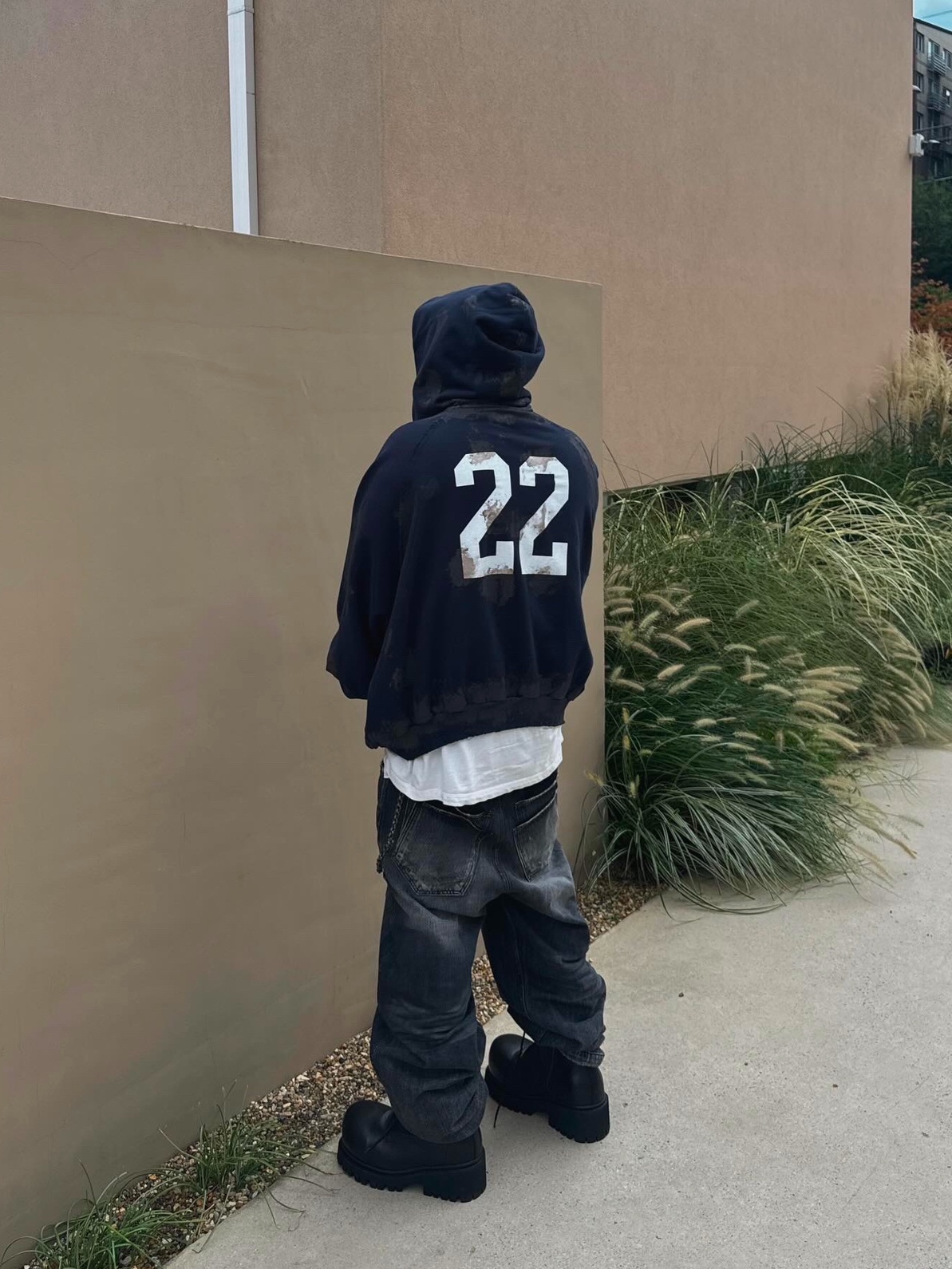 Balenciaga Paris Vintage Logo 22 Zip-Up Hoodie Dark Navy 착용 스타일