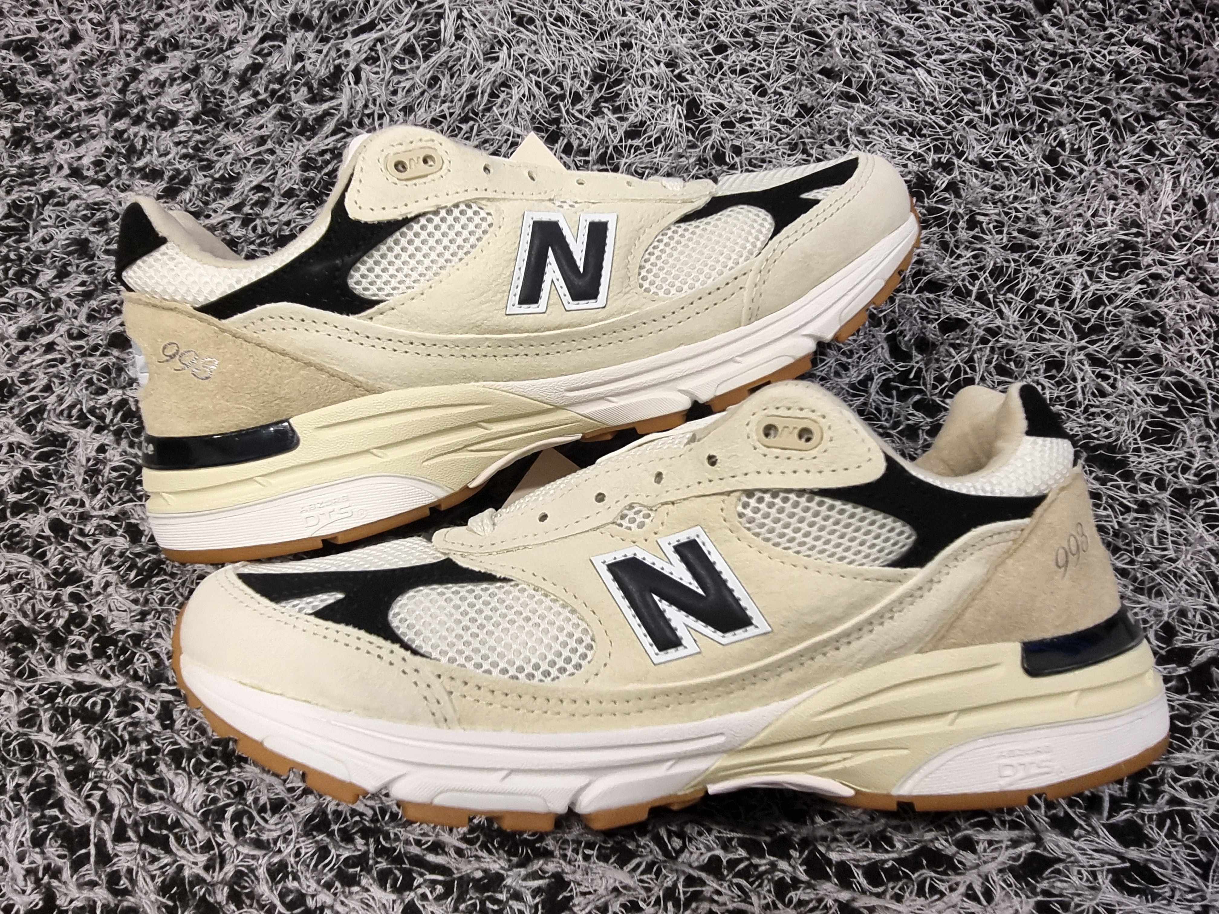 New Balance 993 Made in USA Sea Salt Black 착용 스타일 - 2