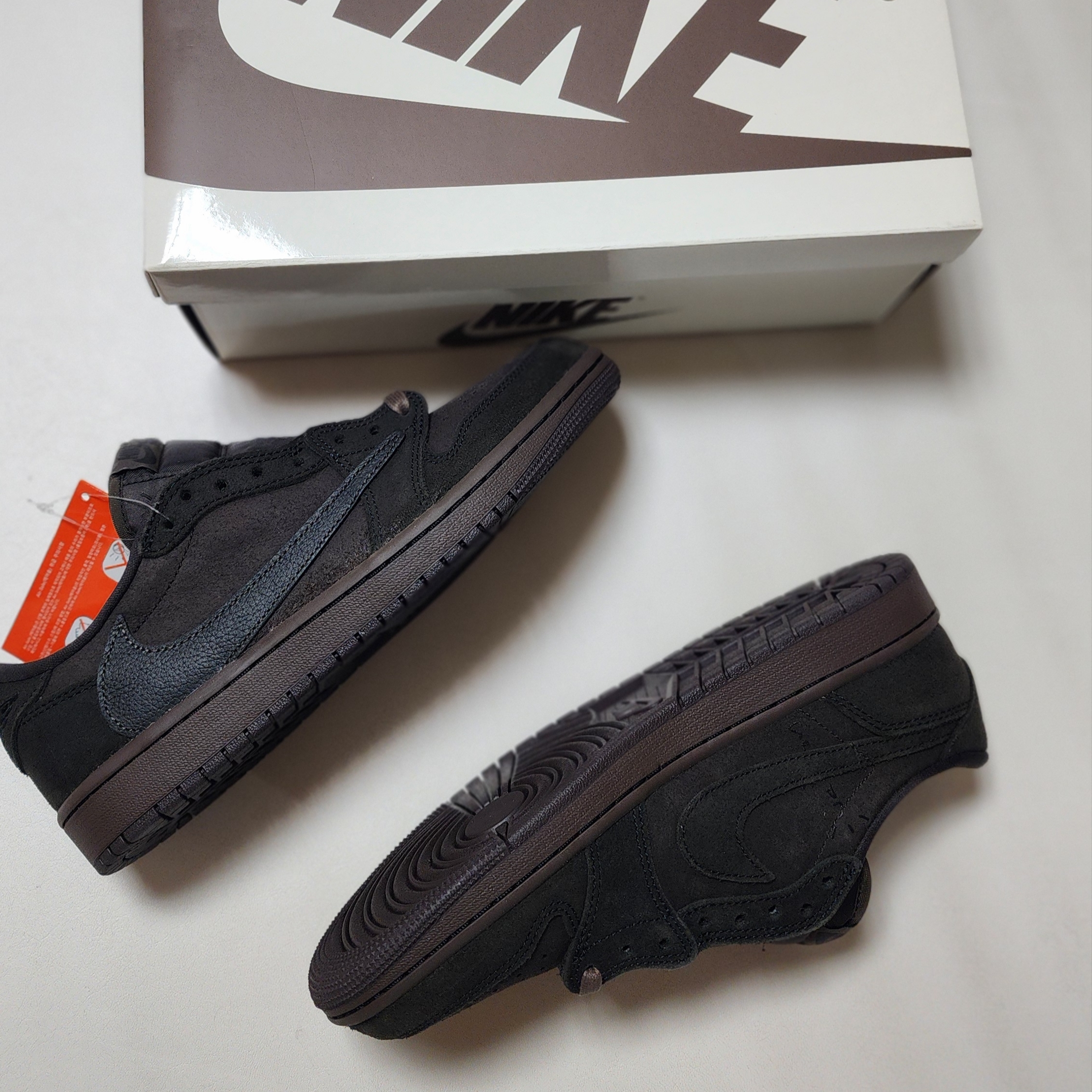Jordan 1 x Travis Scott Retro Low OG SP Velvet Brown and Dark Mocha 착용 스타일 - 5
