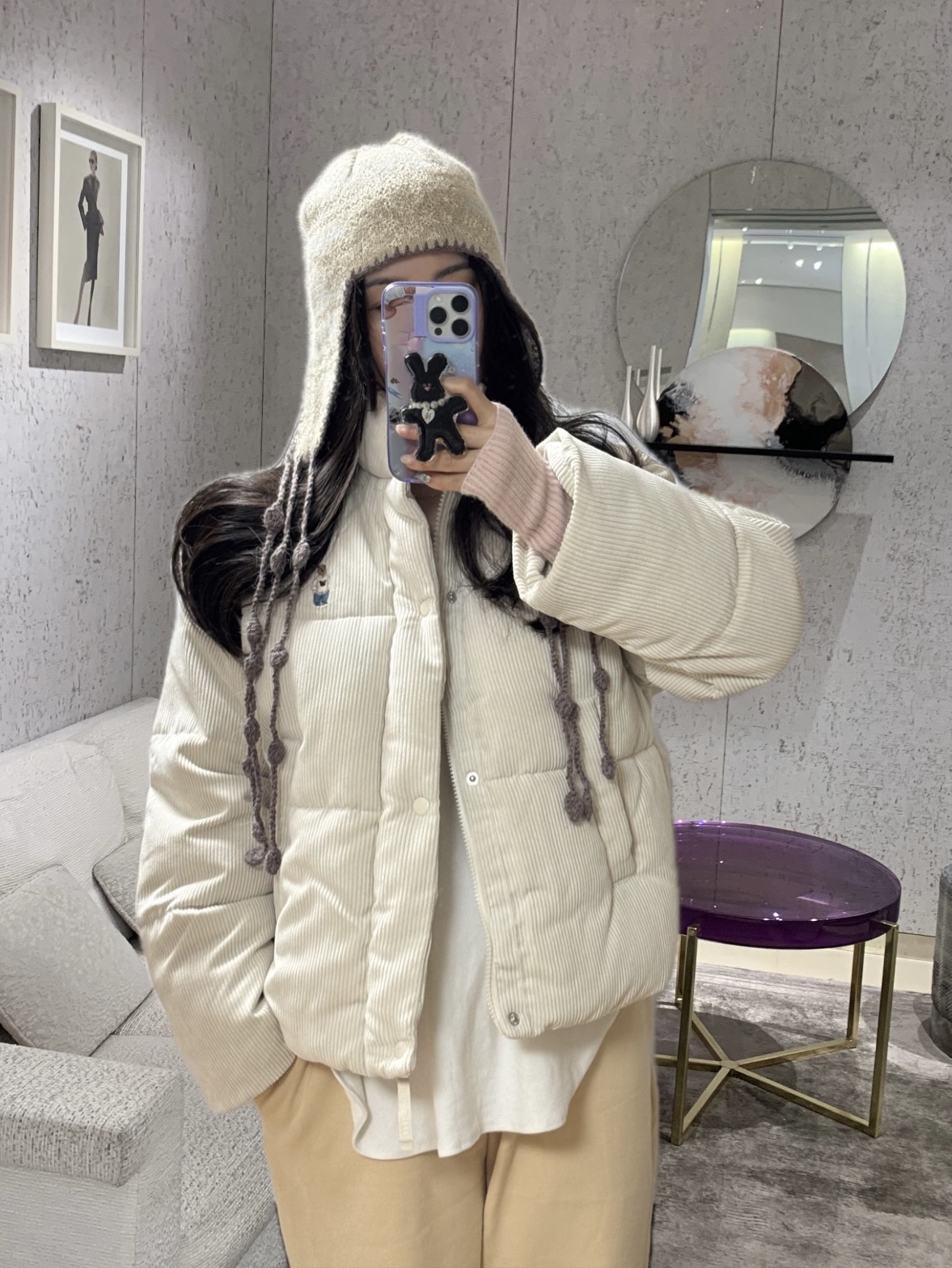 (W) UGG Classic Ultra Mini Platform Boots Chestnut, Margesherwood Wood Baby Keyring White 착용 스타일 - 2