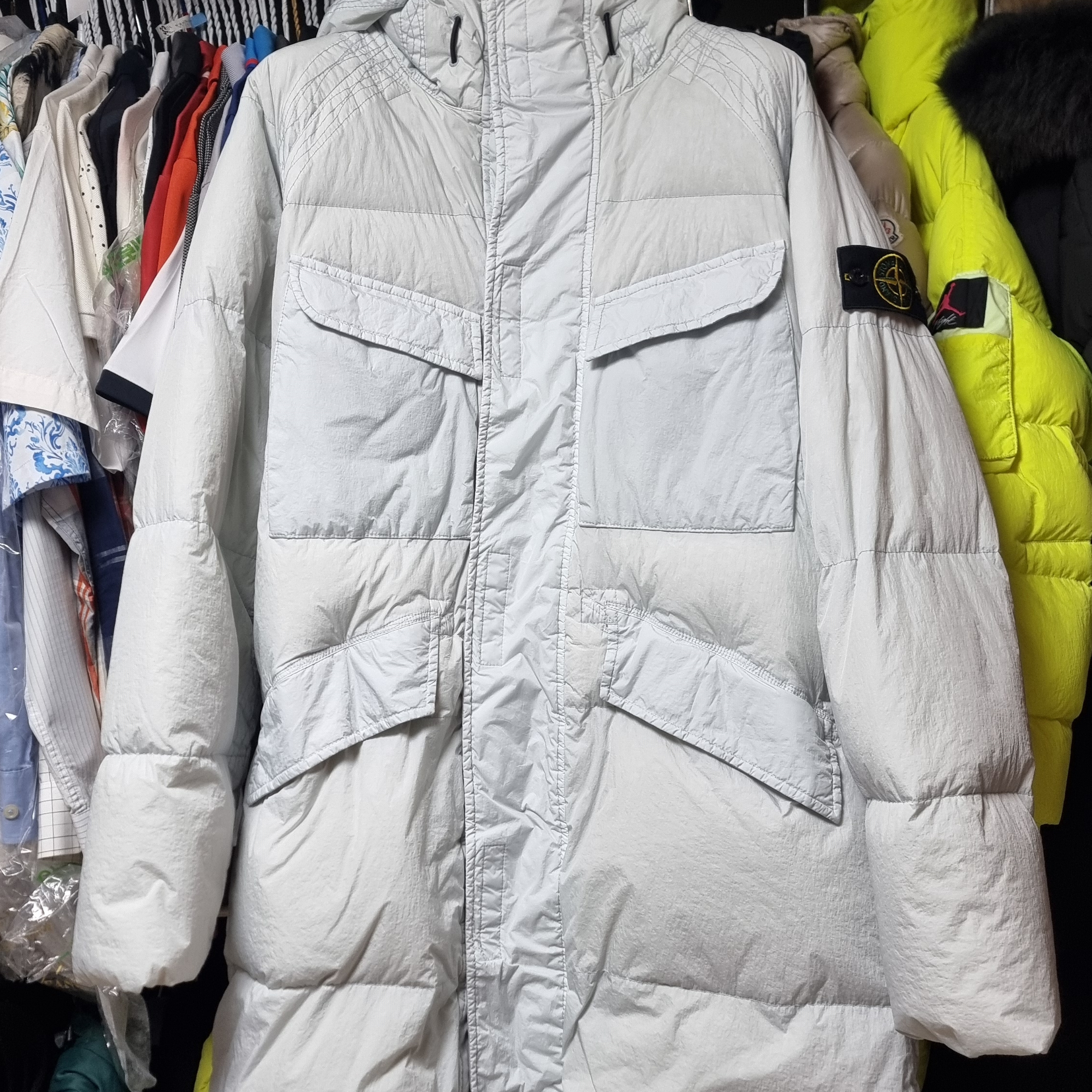 Stone Island 70123 Crinkle Reps Hooded Long Down Jacket Light Grey - 22FW 착용 스타일