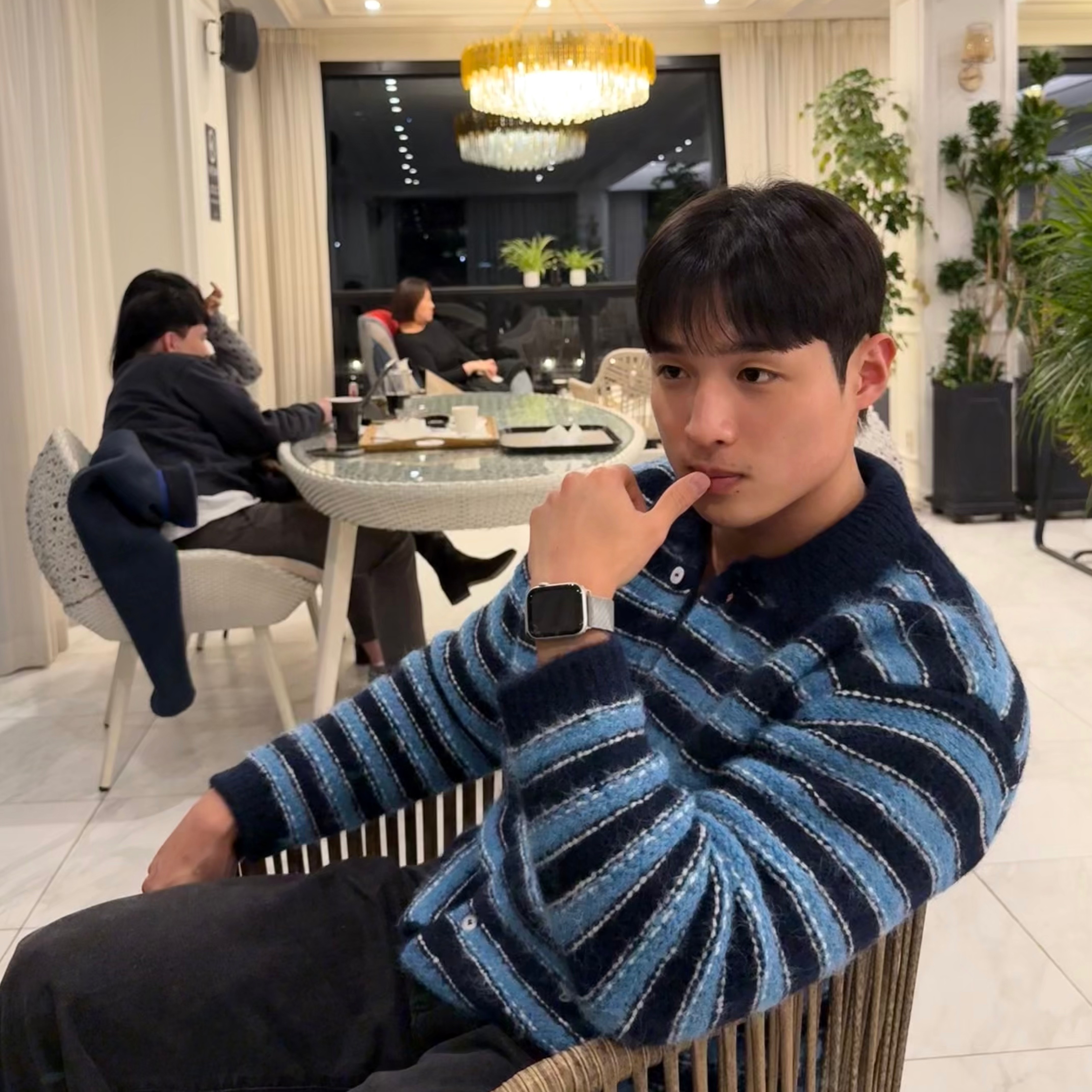 STU Hairy Collar Stripe Cardigan Navy 착용 스타일 - 2