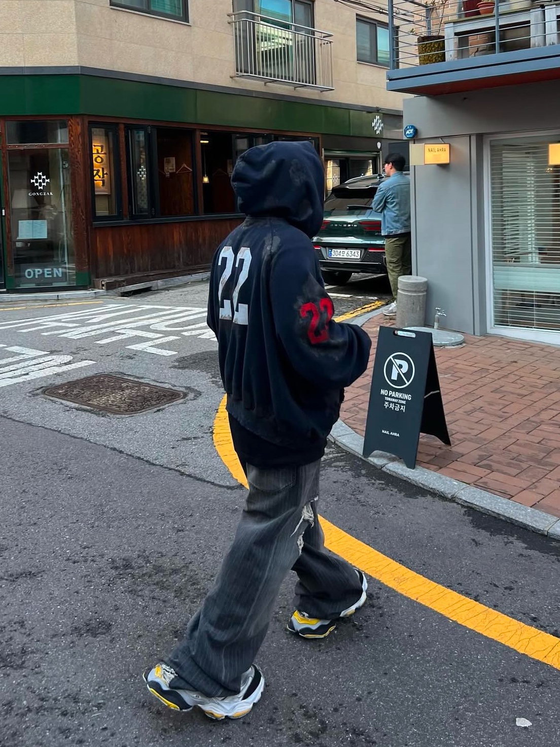 Balenciaga Paris Vintage Logo 22 Zip-Up Hoodie Dark Navy 착용 스타일