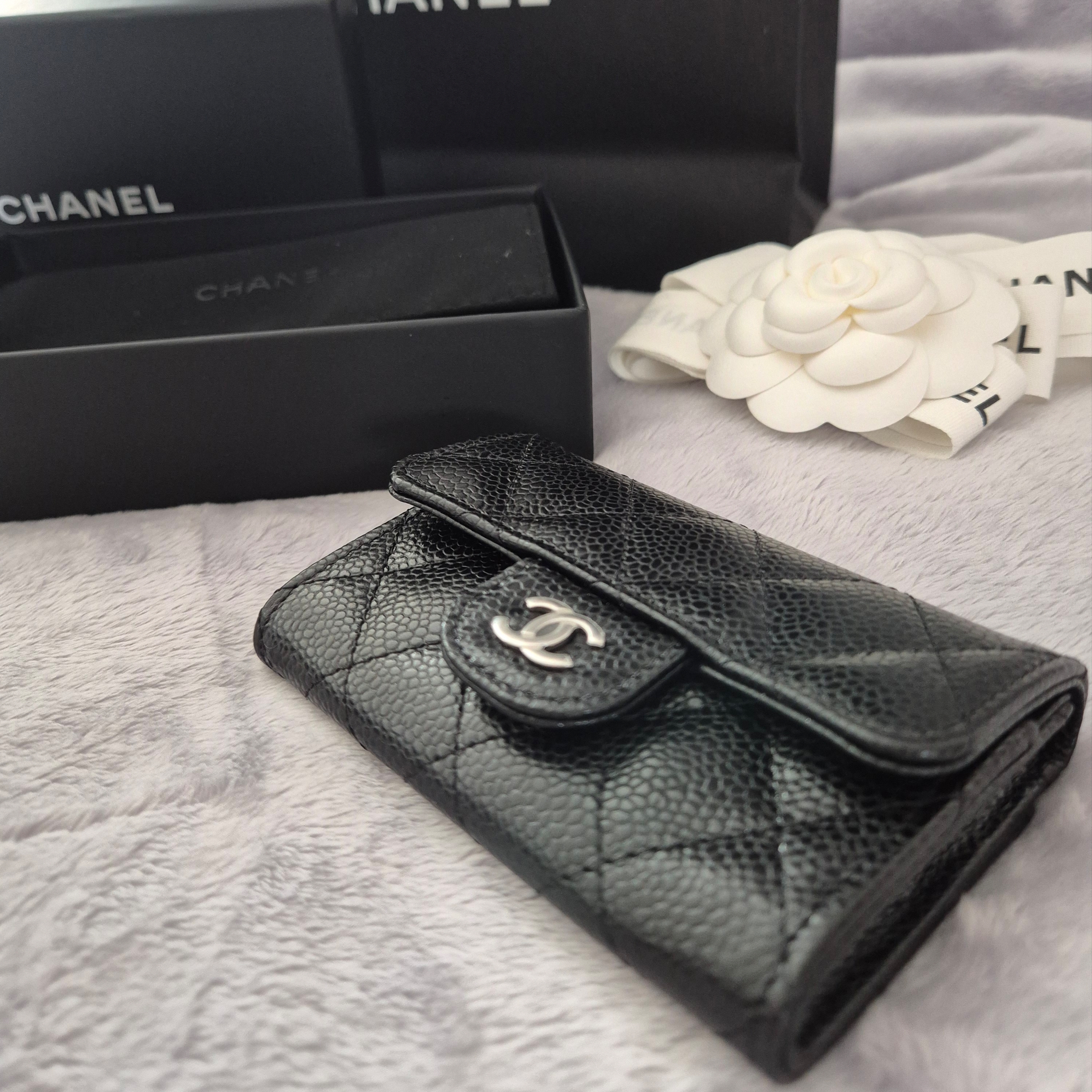 Chanel Classic Card Holder Grained Calfskin & Silver Black 착용 스타일 - 2