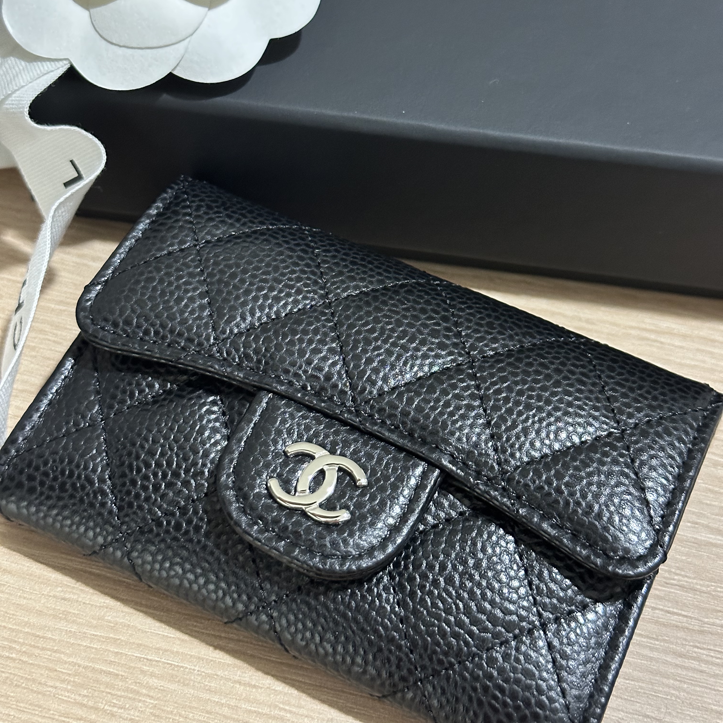 Chanel Classic Card Holder Grained Calfskin & Silver Black 착용 스타일
