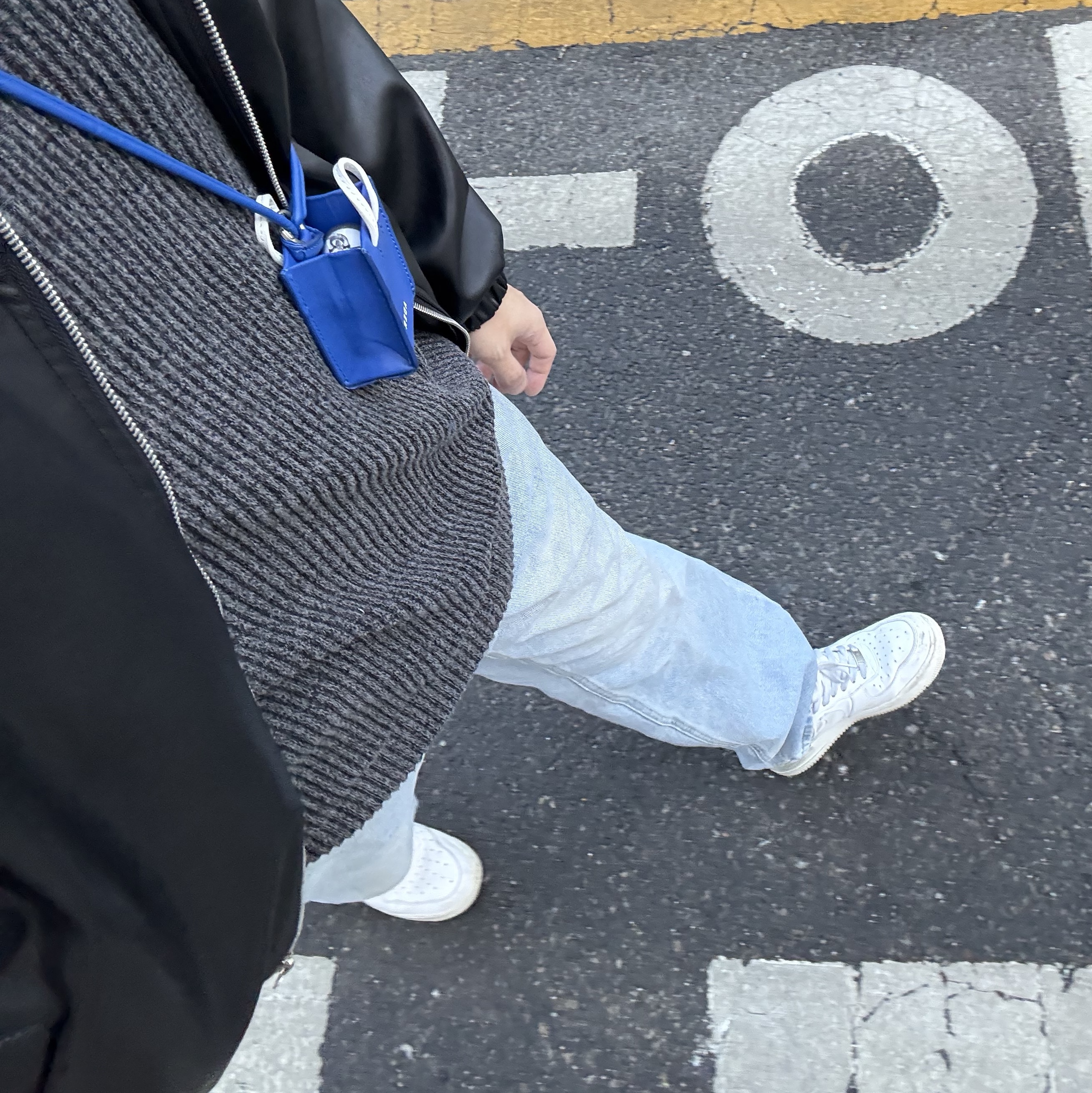 Ader Error Mini Blue Bag Blue, Nike Air Force 1 '07 Low White 착용 스타일