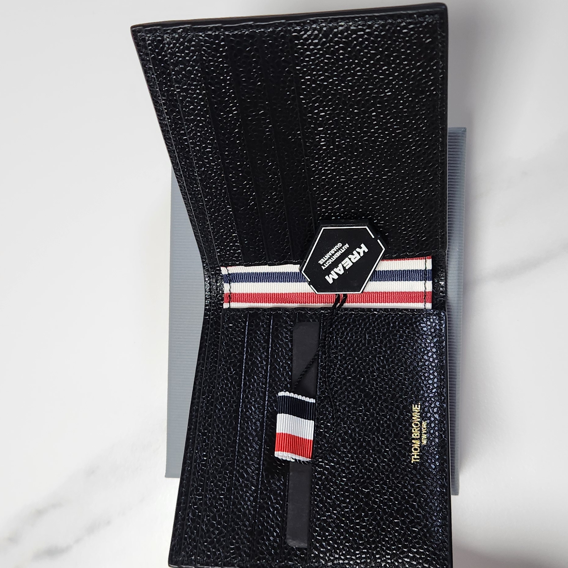 Thom Browne Pebble Grain Bill Fold Wallet Black 착용 스타일 - 3