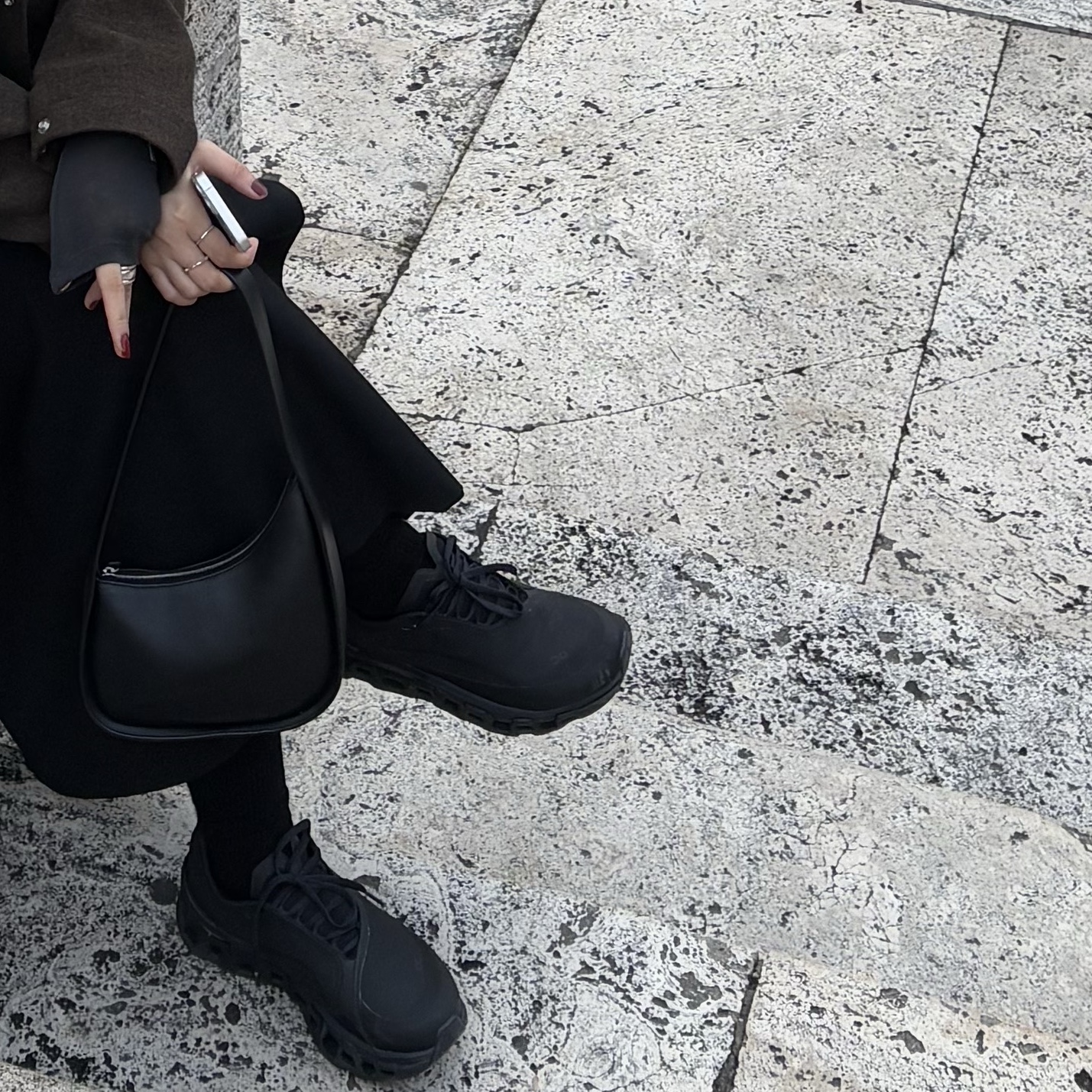 On Running x Post Archive Faction (Paf) Cloudmonster 2 Black Magnet, The Row Half Moon Bag in Smooth Calfskin Leather Black 착용 스타일 - 2