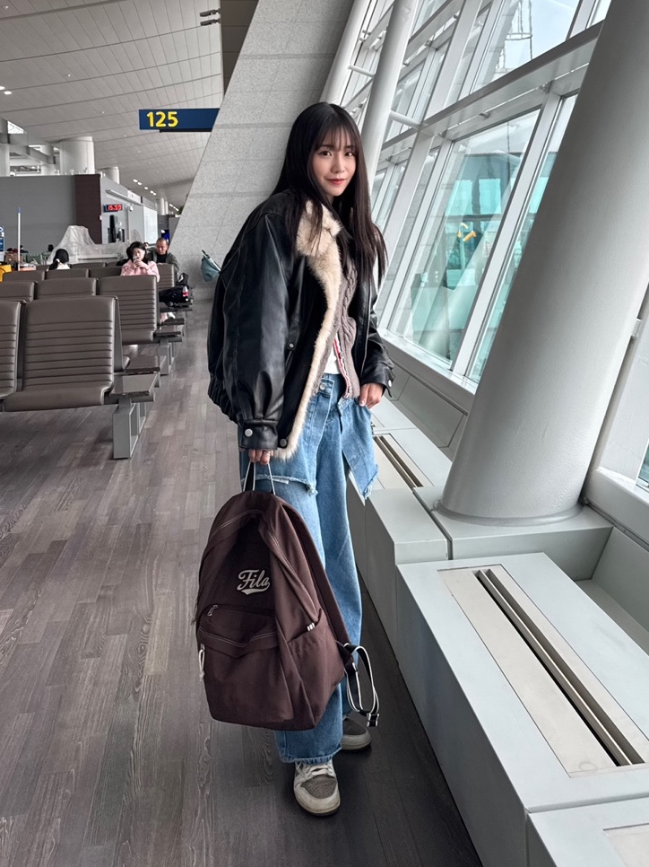 Jordan 1 x Travis Scott Retro Low OG SP Sail and Ridgerock, (W) Thom Browne Merino Wool Crisscross Cable Stitch 3/4 Sleeve V-Neck Cardigan Medium Brown 착용 스타일 - 1