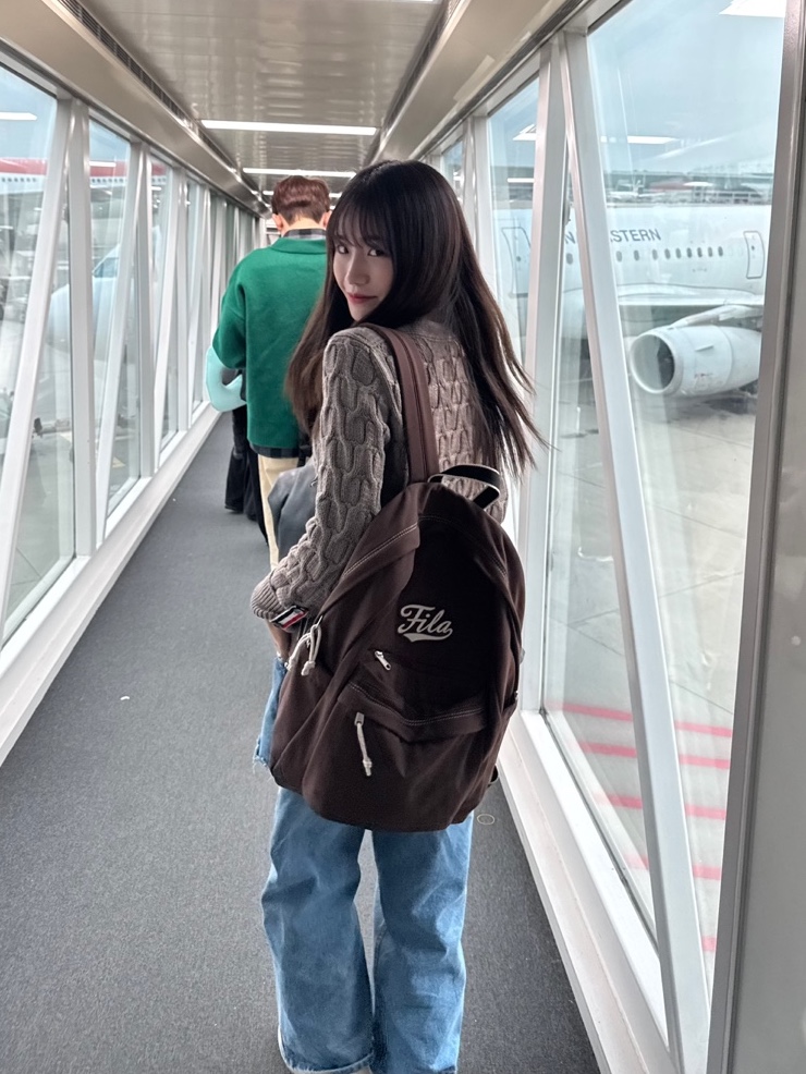 Jordan 1 x Travis Scott Retro Low OG SP Sail and Ridgerock, (W) Thom Browne Merino Wool Crisscross Cable Stitch 3/4 Sleeve V-Neck Cardigan Medium Brown 착용 스타일 - 4