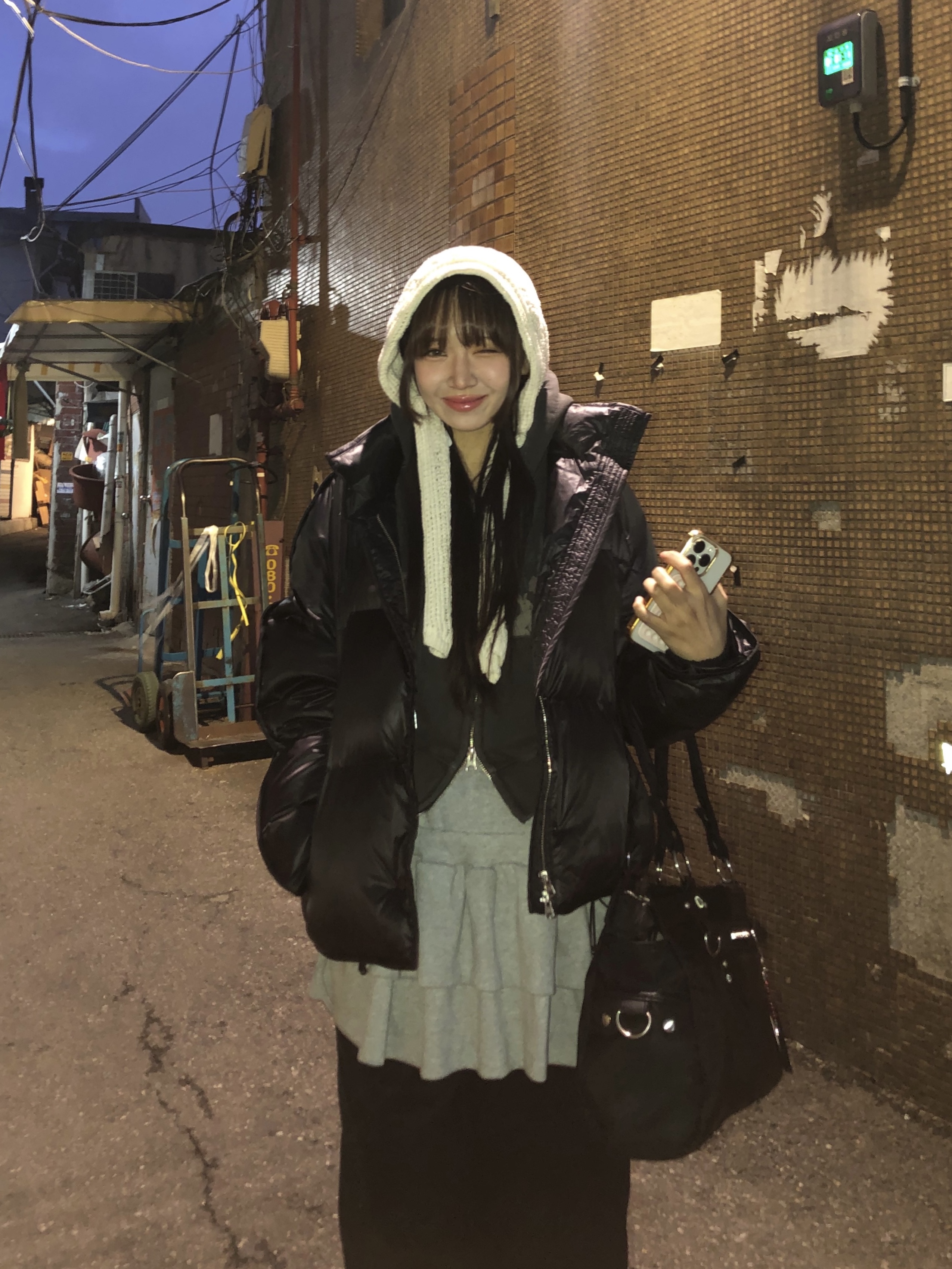 (W) Insilence Glossy Goose Down Jacket Black 착용 스타일 - 2