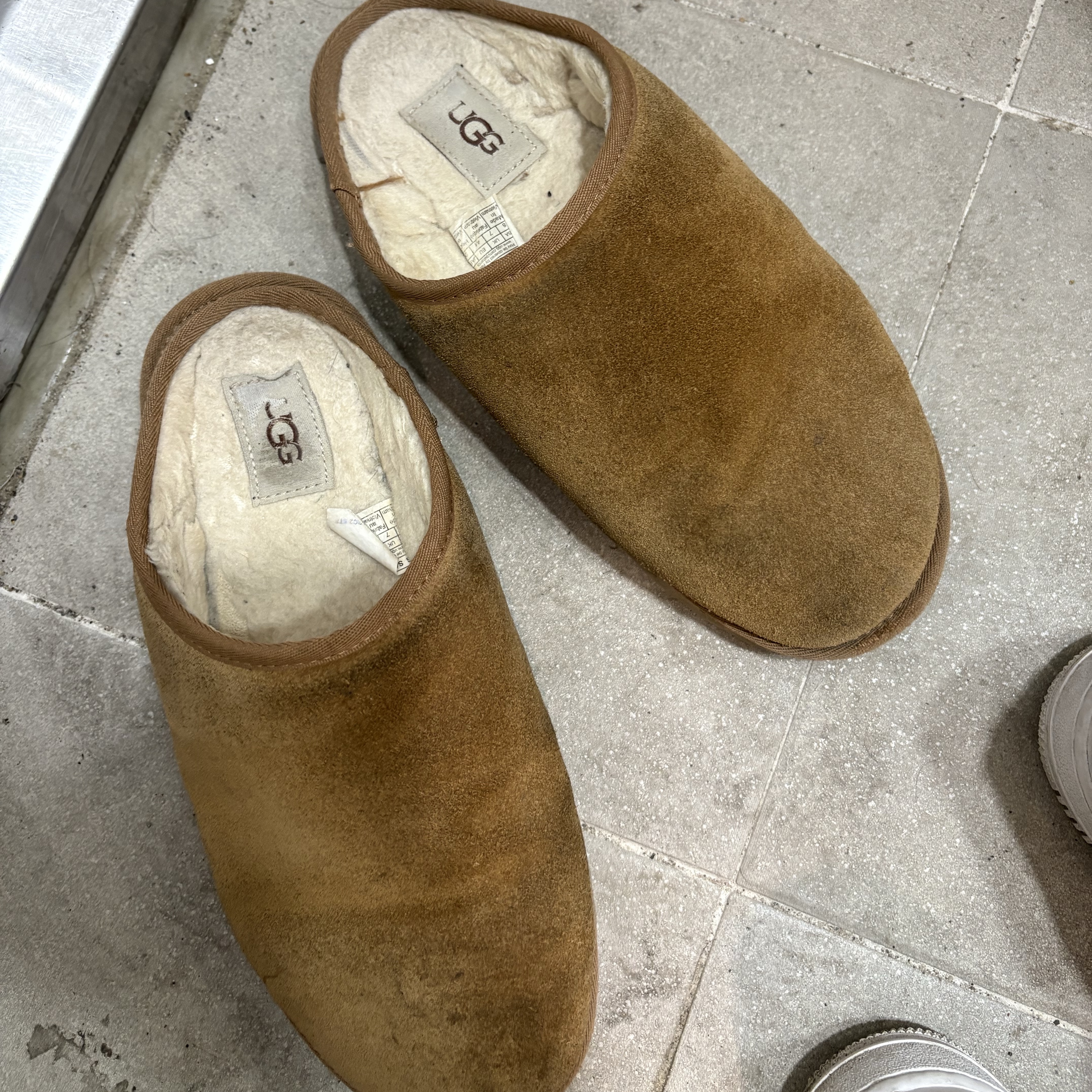 UGG Classic Slip-On Chestnut 착용 스타일