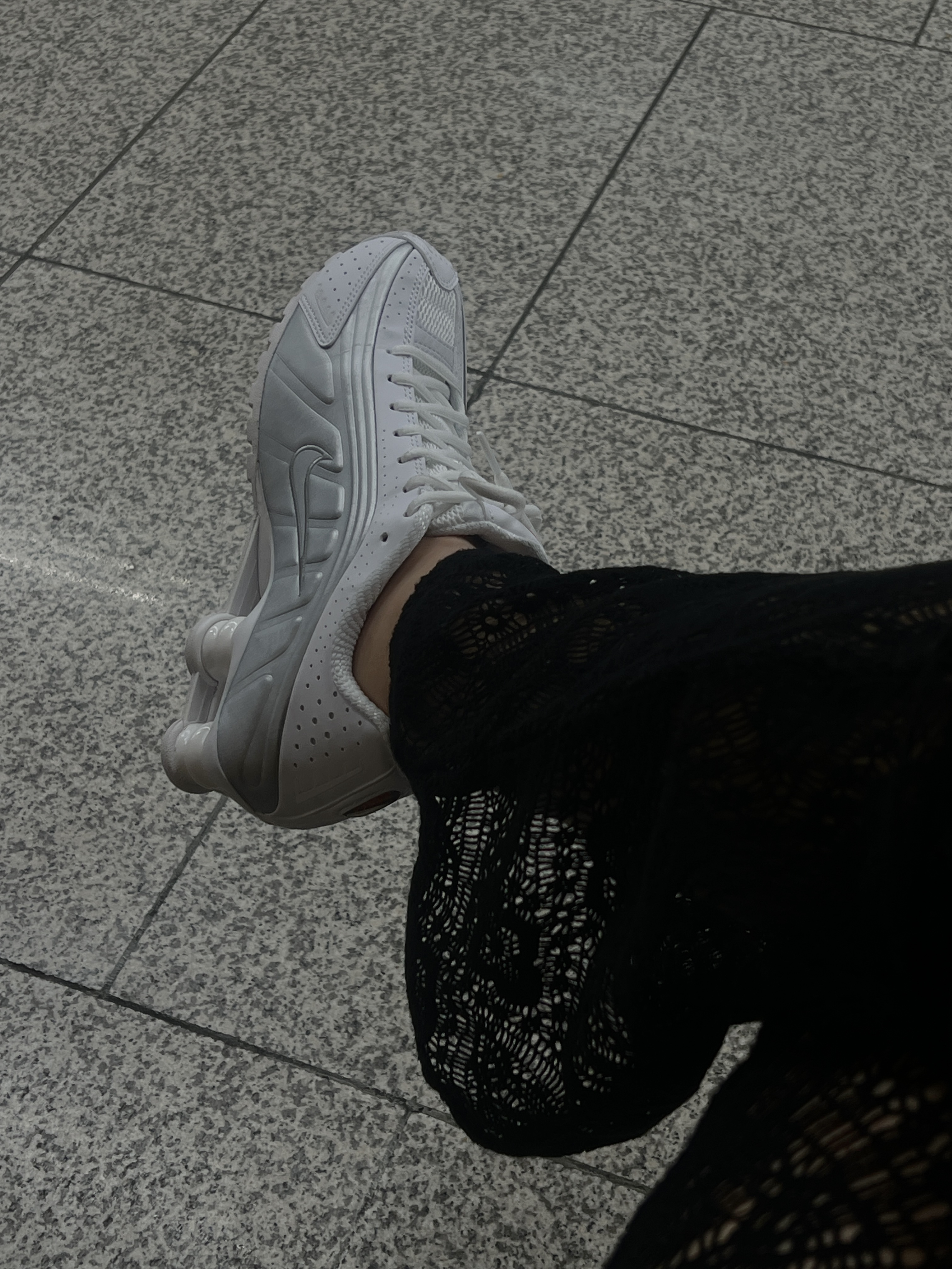 (W) Nike Shox R4 White Metallic Silver 착용 스타일 - 3
