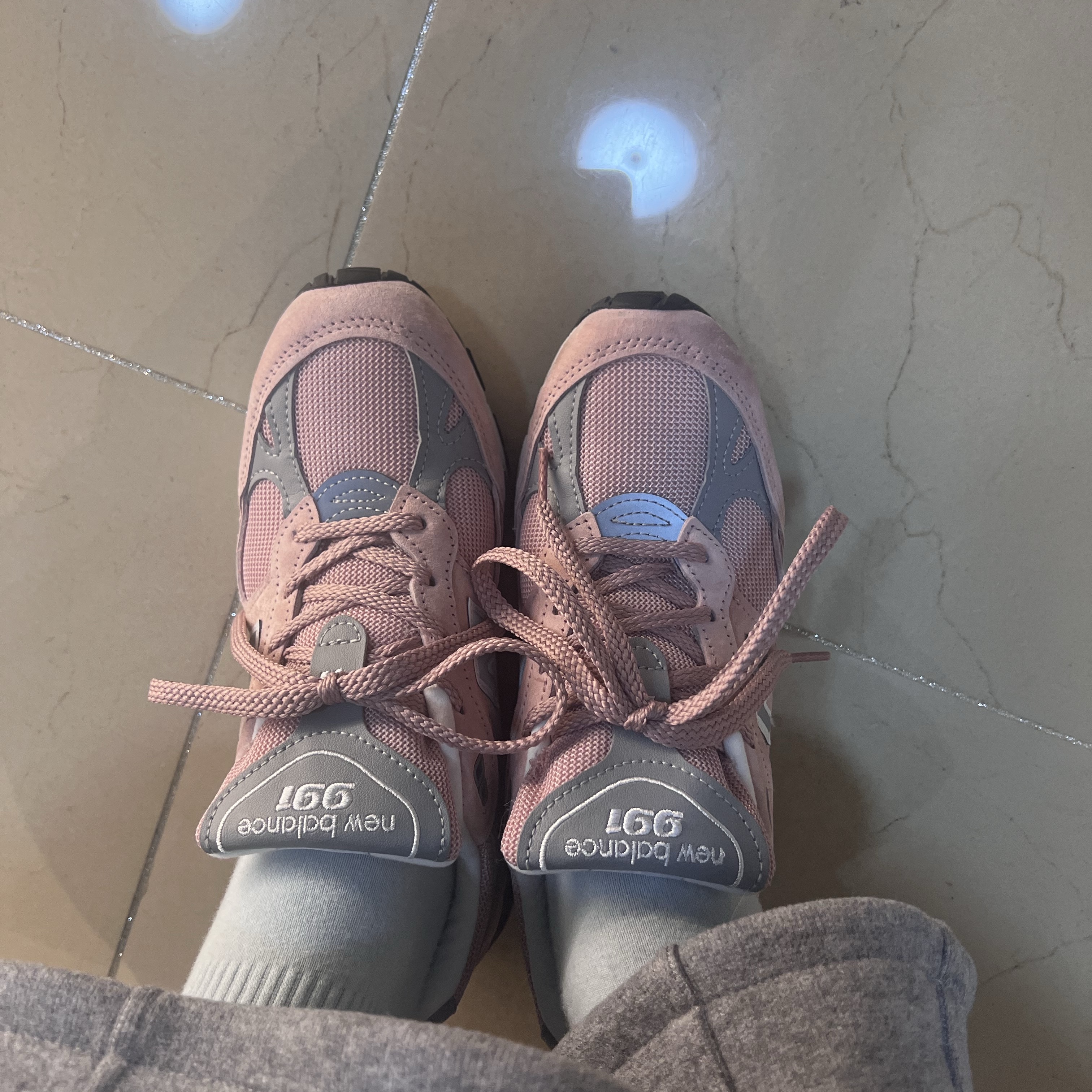 (W) New Balance 991 Made in UK Shy Pink 착용 스타일 - 1