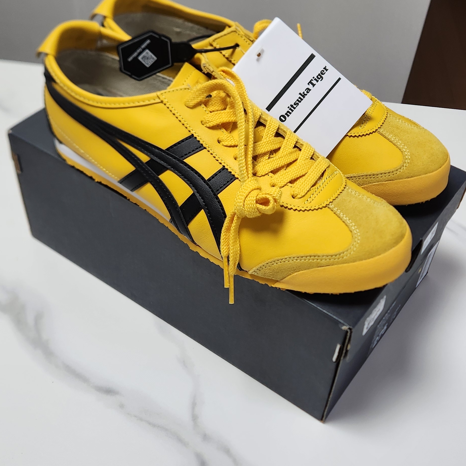 Onitsuka Tiger Mexico 66 Yellow Black 착용 스타일 - 2