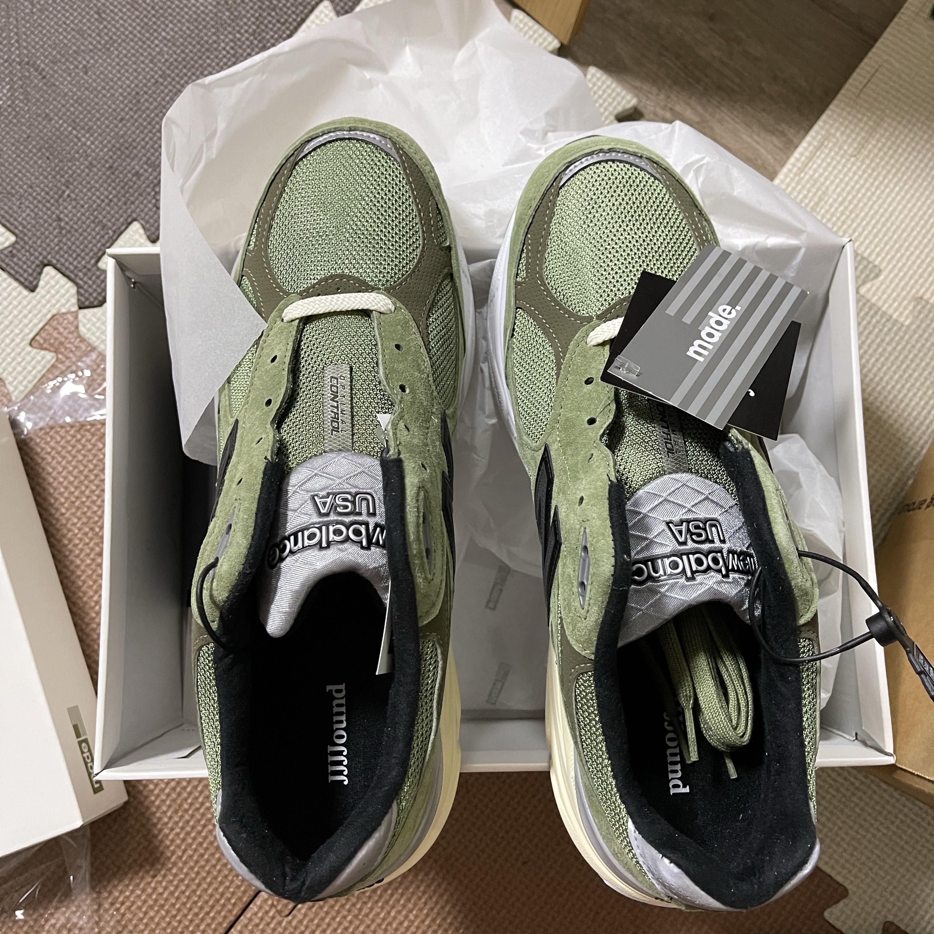 New Balance x JJJJound 990v3 Olive 착용 스타일 - 1