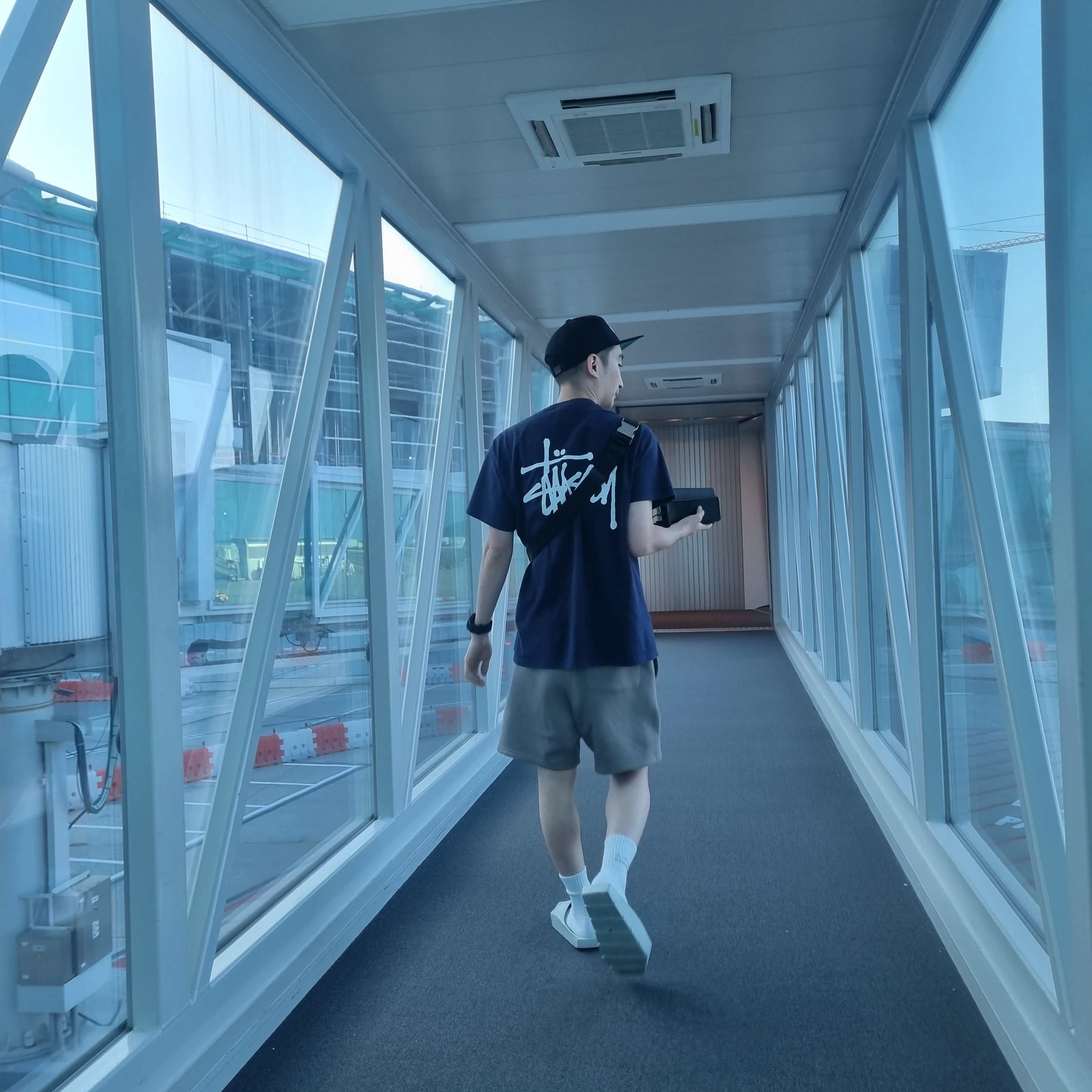 Stussy Basic Stussy T-Shirt Navy 2022, Stussy Big Stock Point Crown Cap Black 착용 스타일 - 1