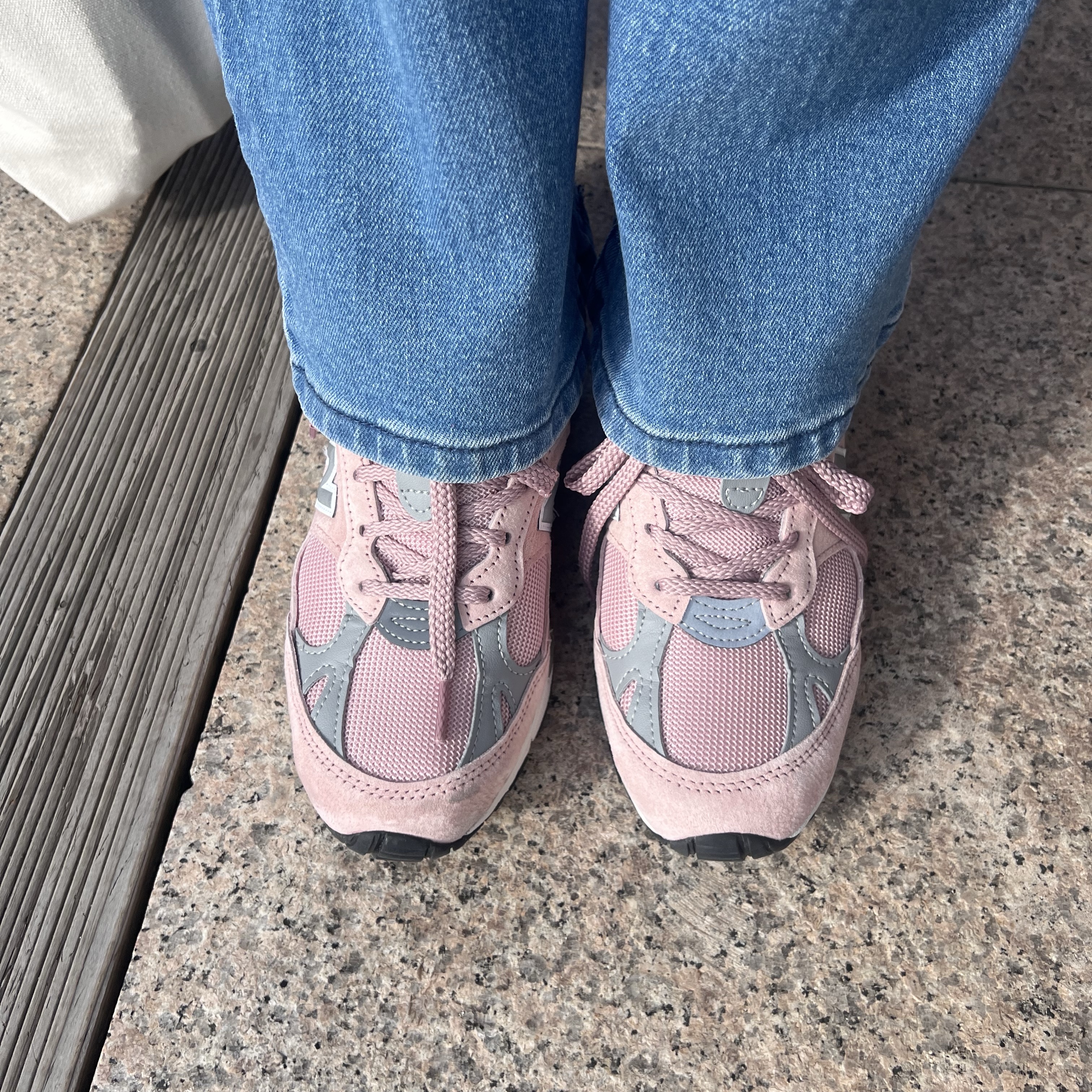 (W) New Balance 991 Made in UK Shy Pink 착용 스타일 - 2