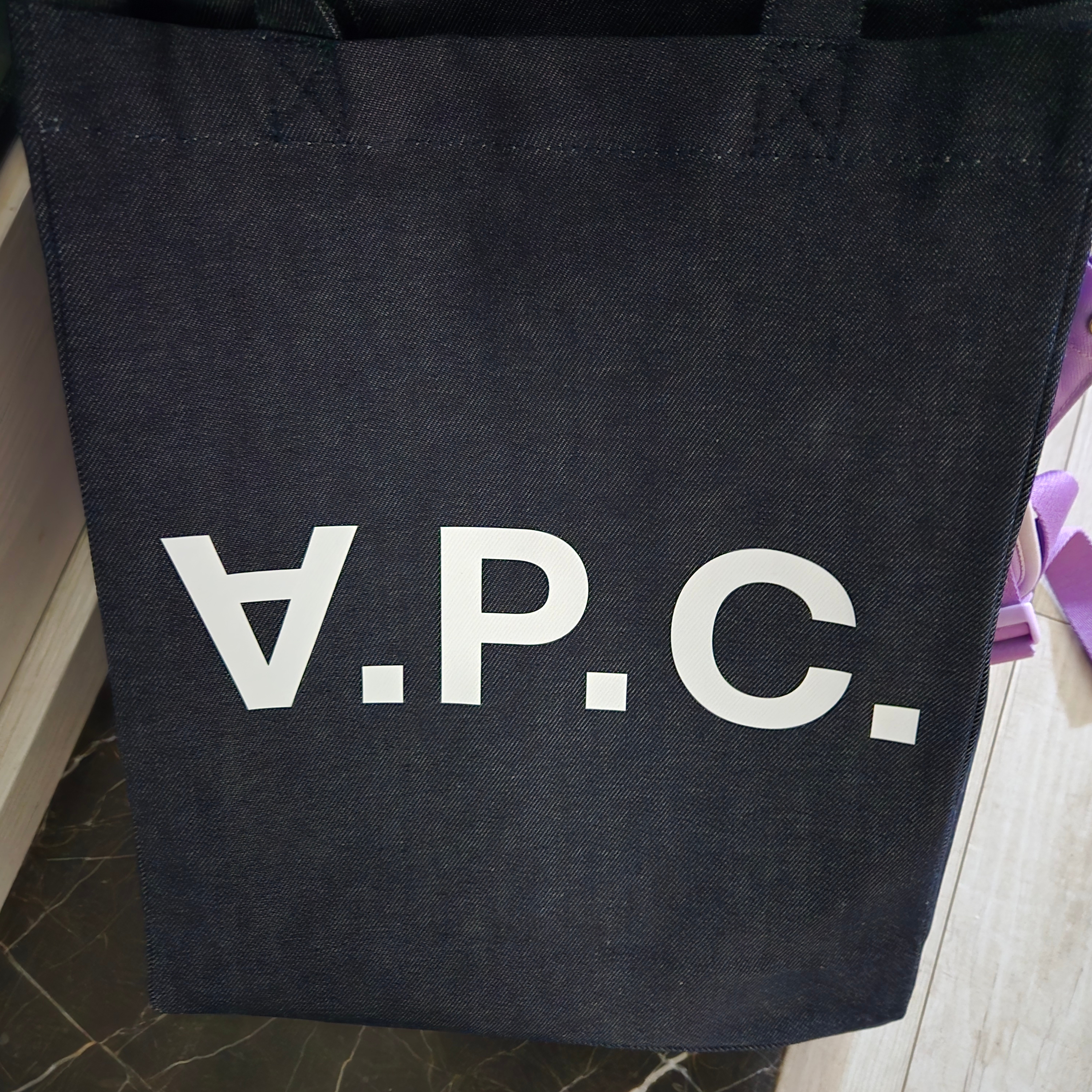 A.P.C. Laure Tote Bag Blue 착용 스타일
