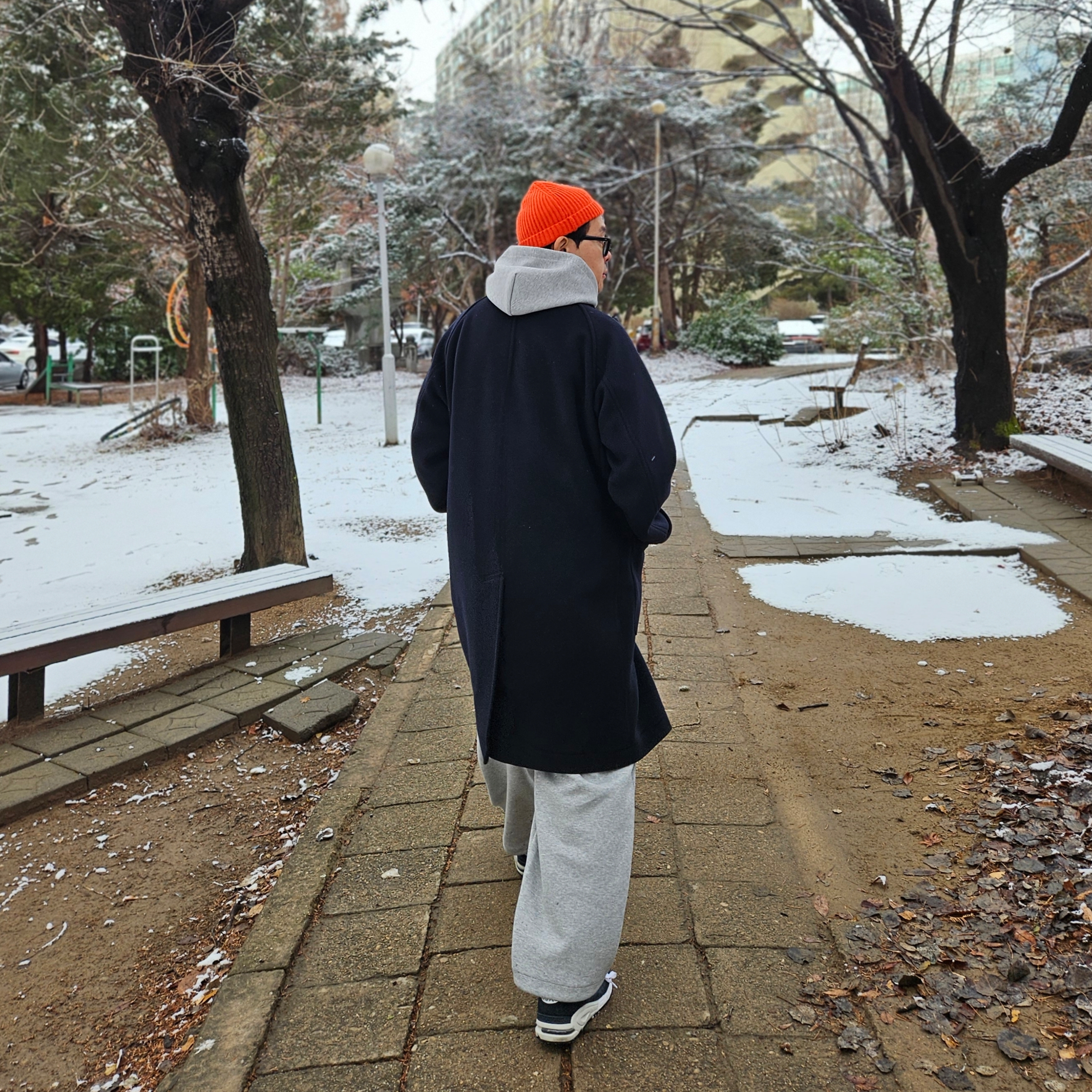 Kaptain Sunshine Traveller Coat Top Navy, New Balance 990v2 Made in USA Navy 착용 스타일 - 3