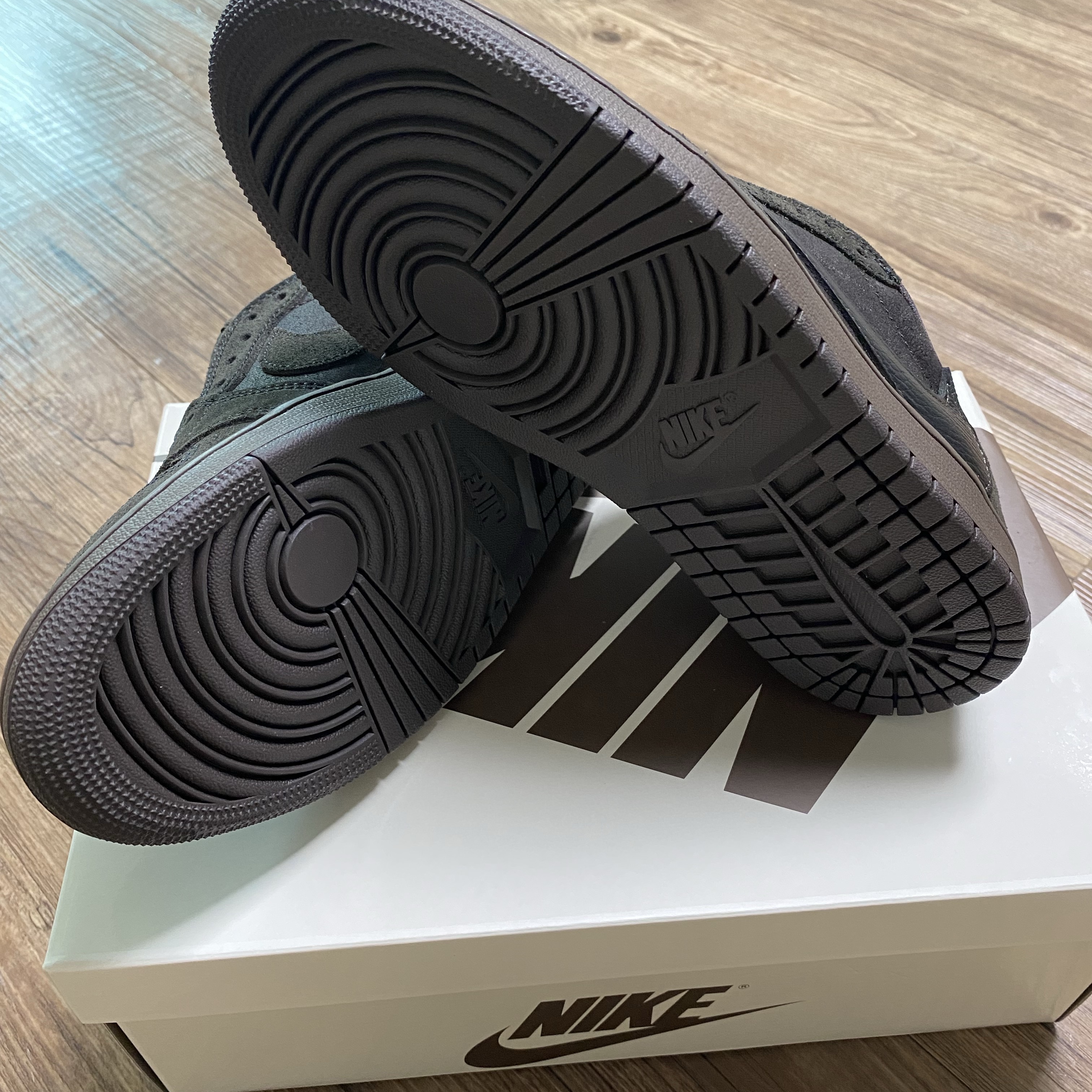 Jordan 1 x Travis Scott Retro Low OG SP Velvet Brown and Dark Mocha 착용 스타일 - 6