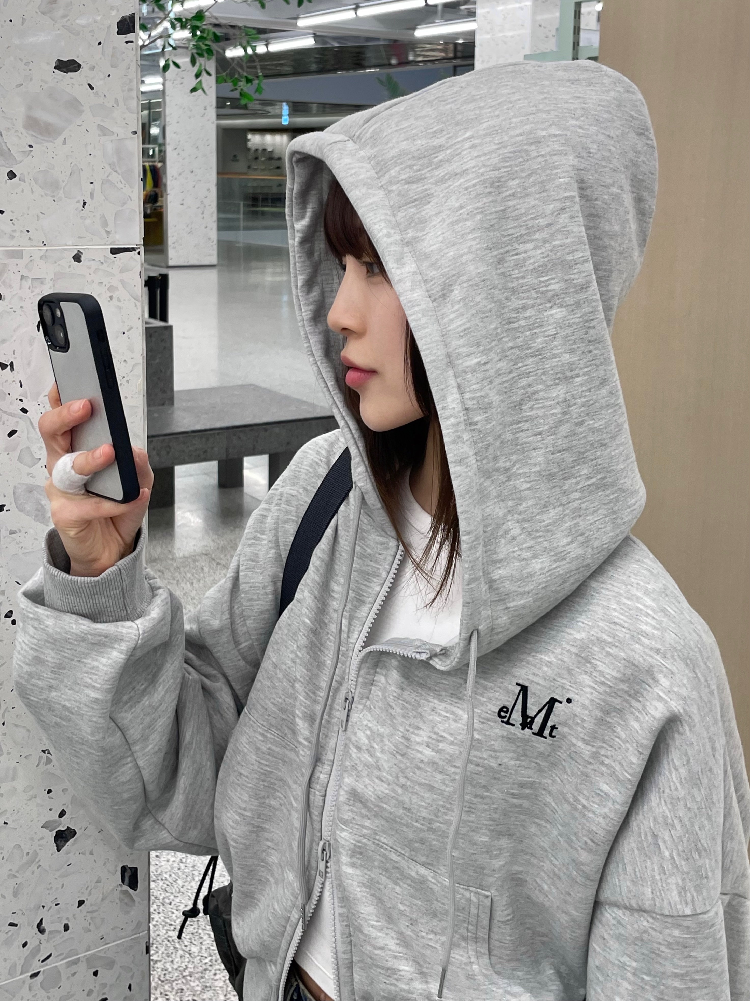 MUCENT Viv Two Way Crop Knit Zip Up Black 착용 스타일