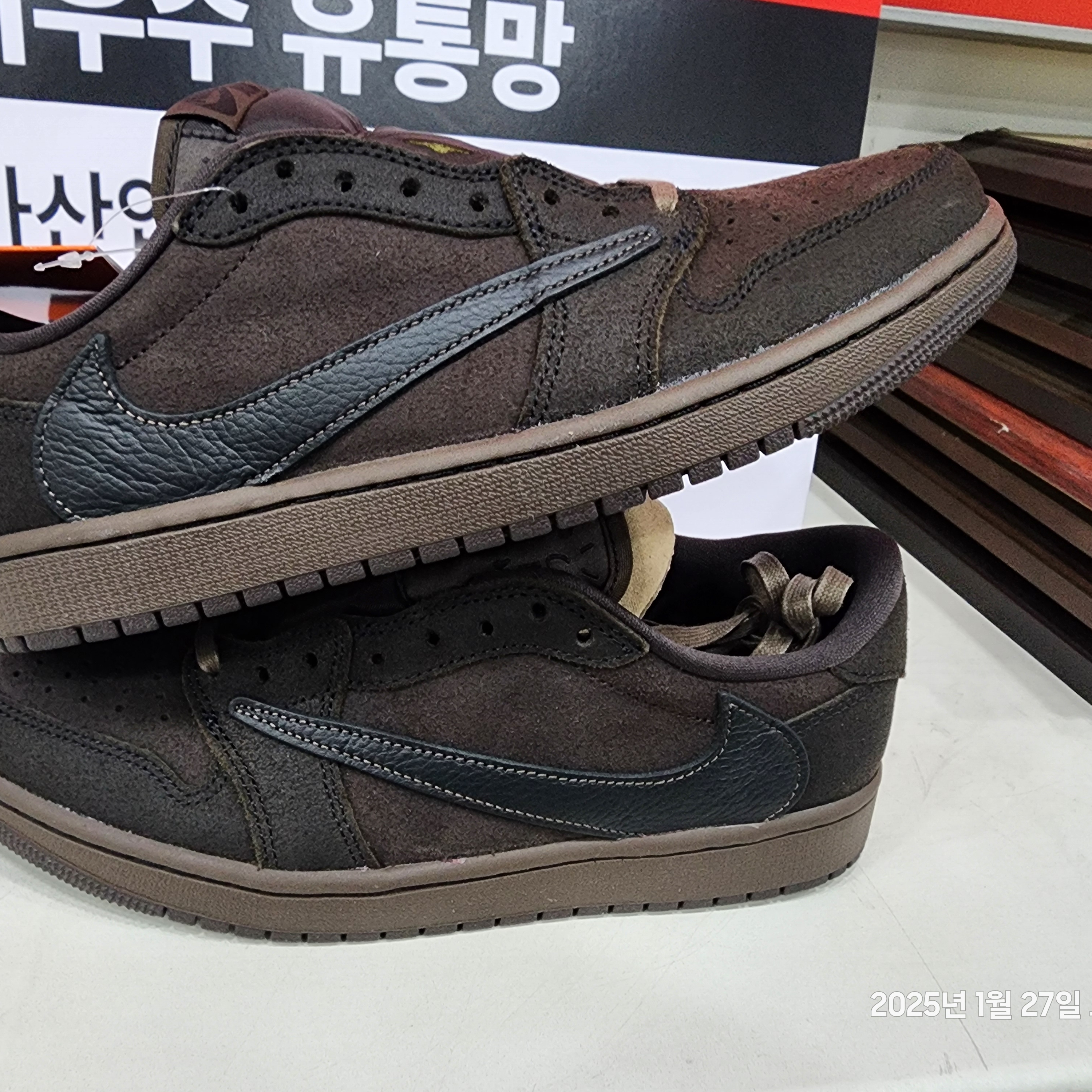 Jordan 1 x Travis Scott Retro Low OG SP Velvet Brown and Dark Mocha 착용 스타일 - 5