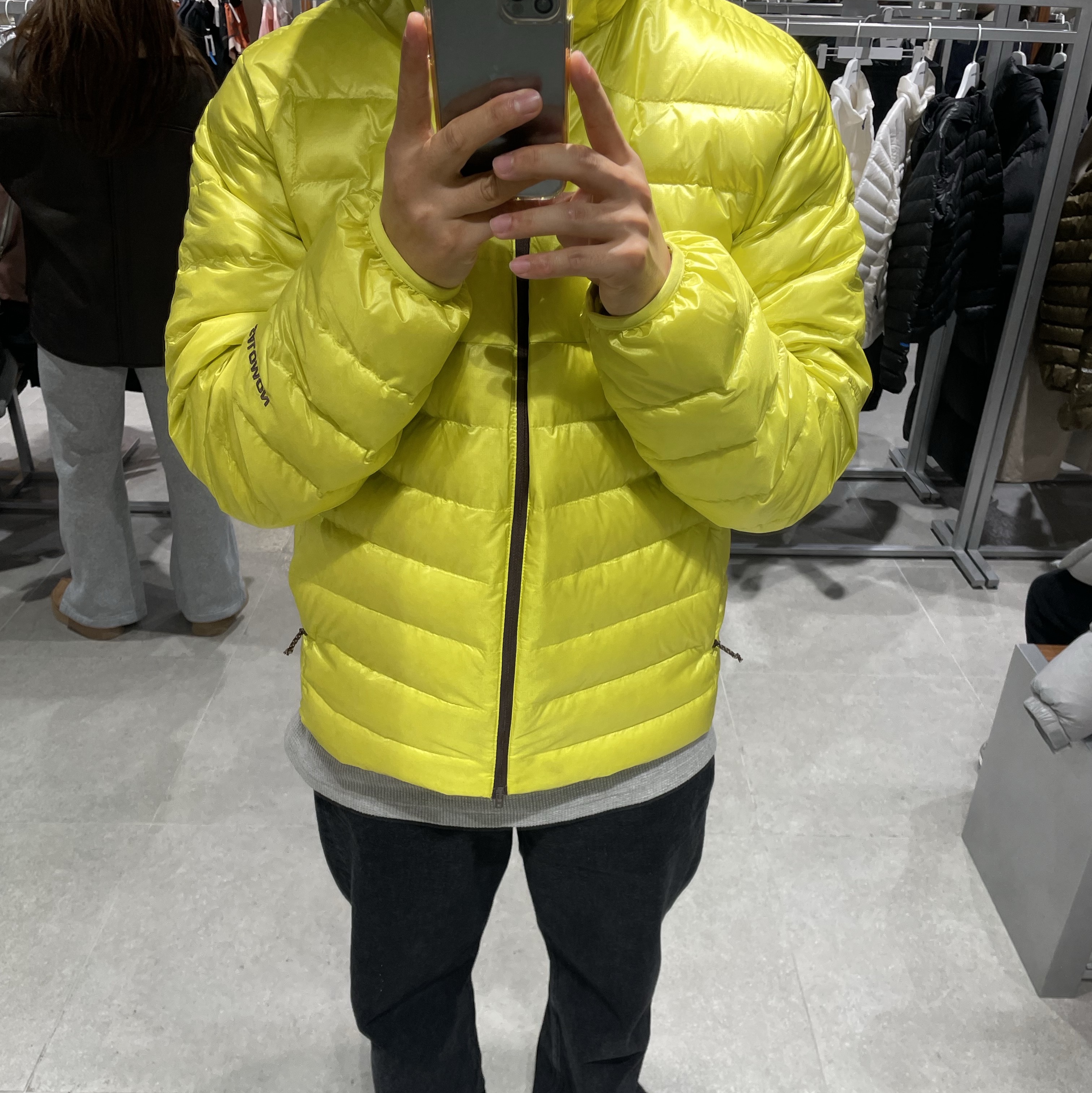Salomon X Fuse Packable Lightweight Hooded Down Jacket Black 착용 스타일