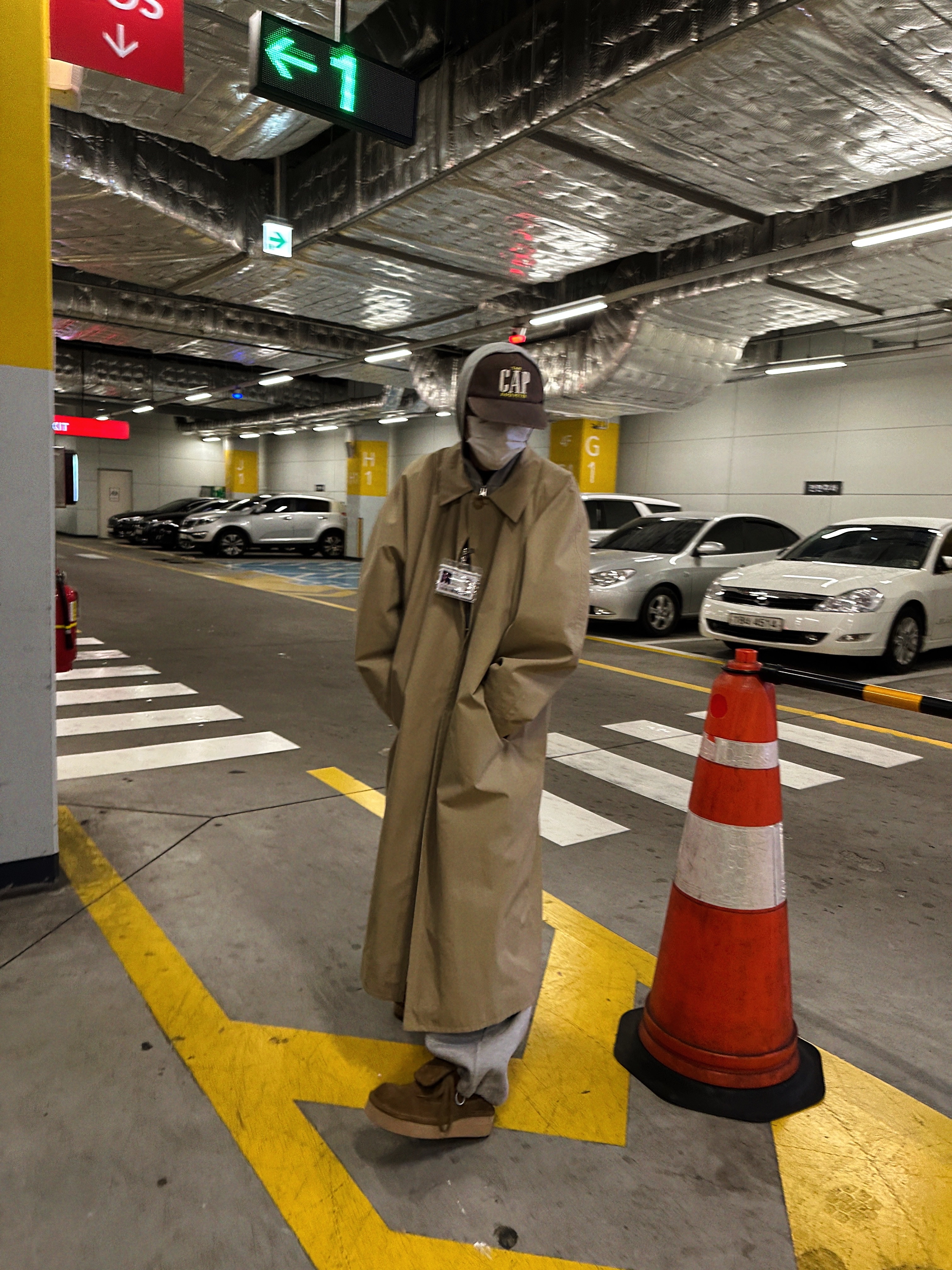 STU Hook Dolman Coat Beige with Name Tag, Nonnod Scuba Pajama Pants Grey 착용 스타일 - 1