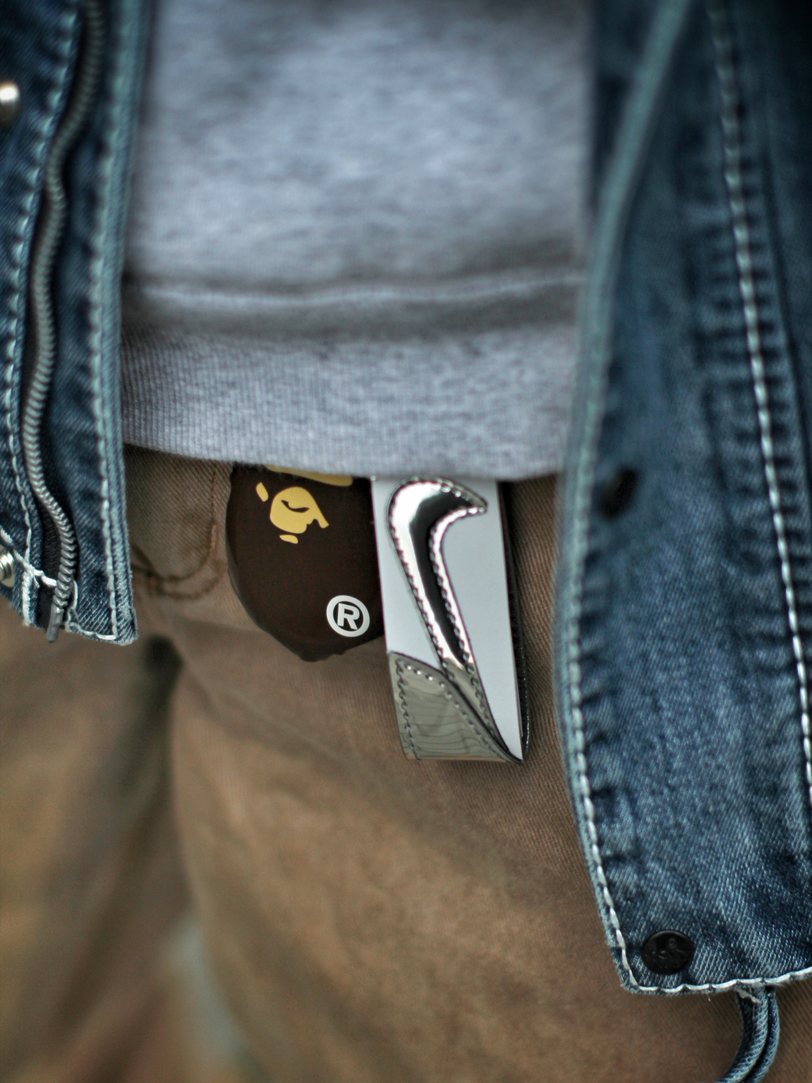 BAPE Ape Head Coin Case M Brown 착용 스타일