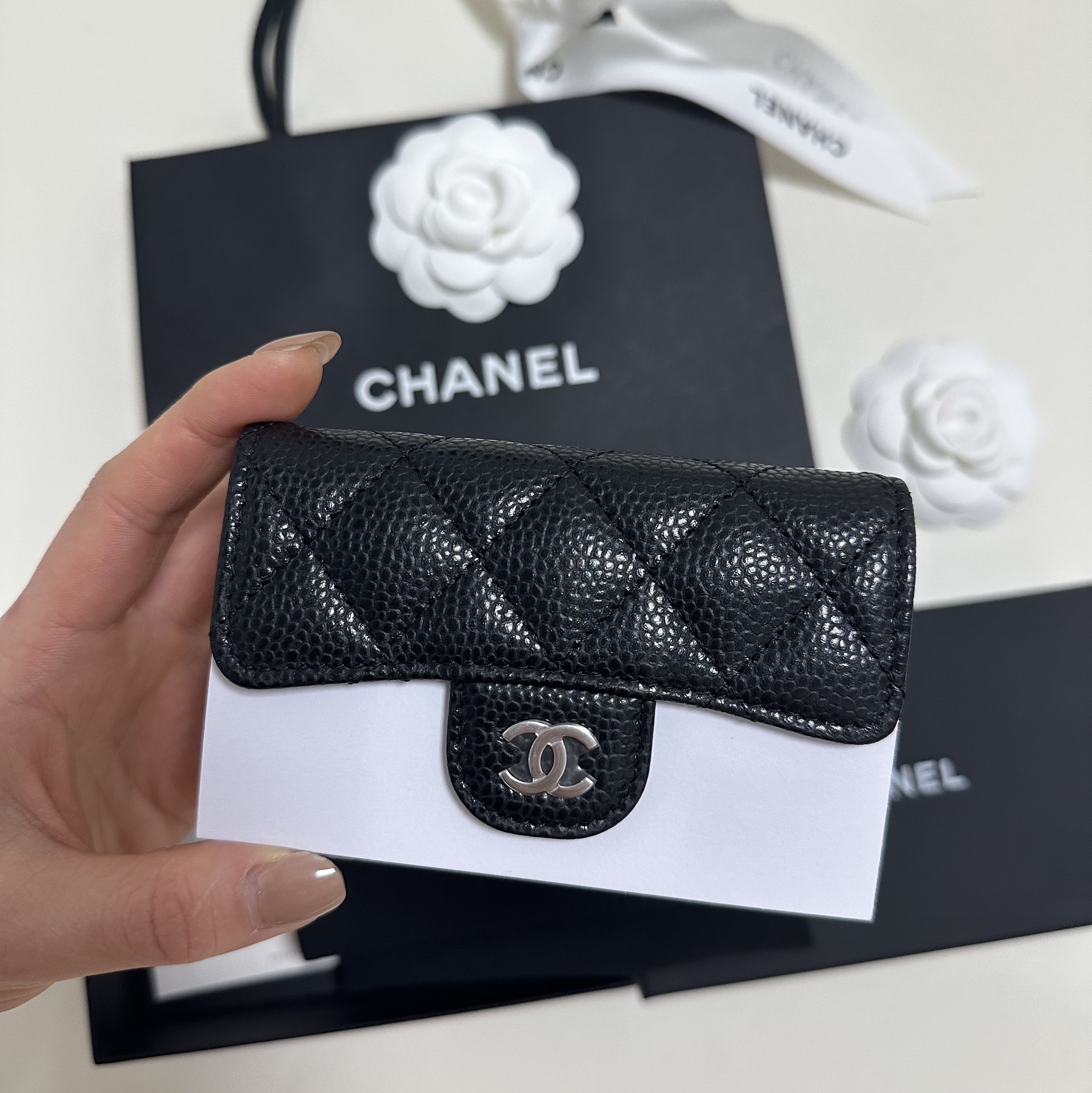 Chanel Classic Card Holder Grained Calfskin & Silver Black 착용 스타일 - 2